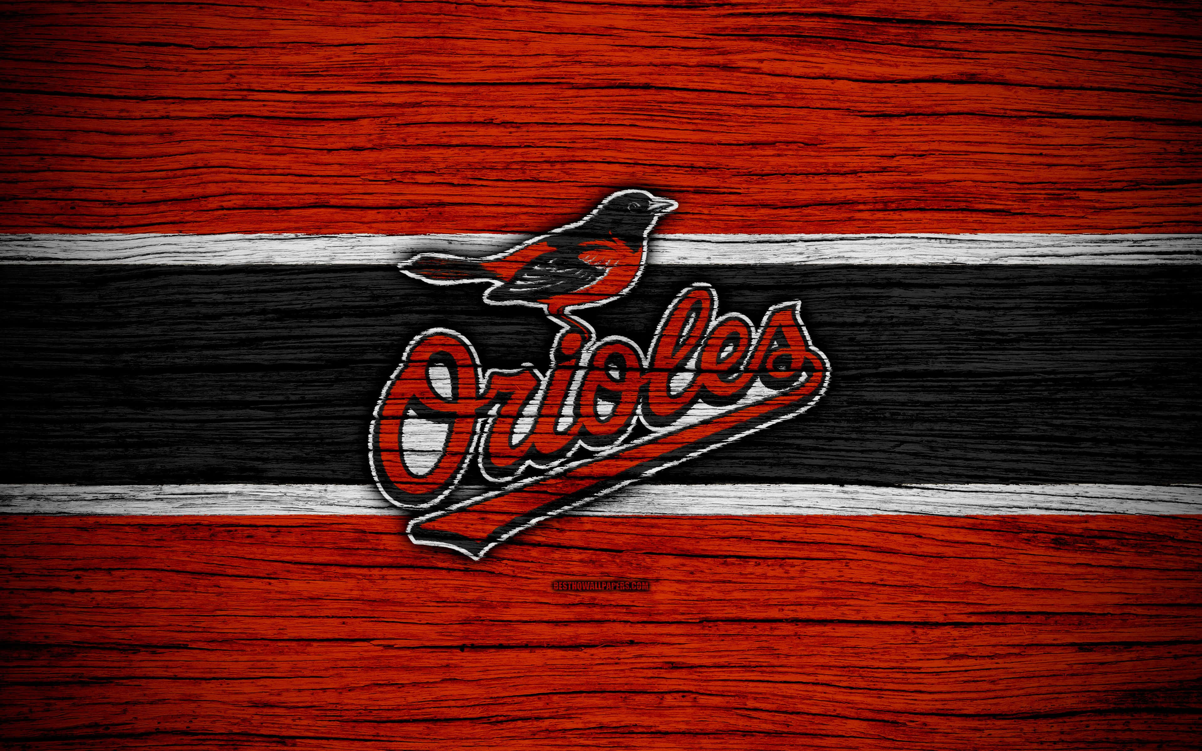 Orioles Bird 桌布 壁紙 — 巴爾的摩金鶯隊標誌，一隻鳥棲息在風格化的字體上方，背景為紅、黑、白條紋木紋。