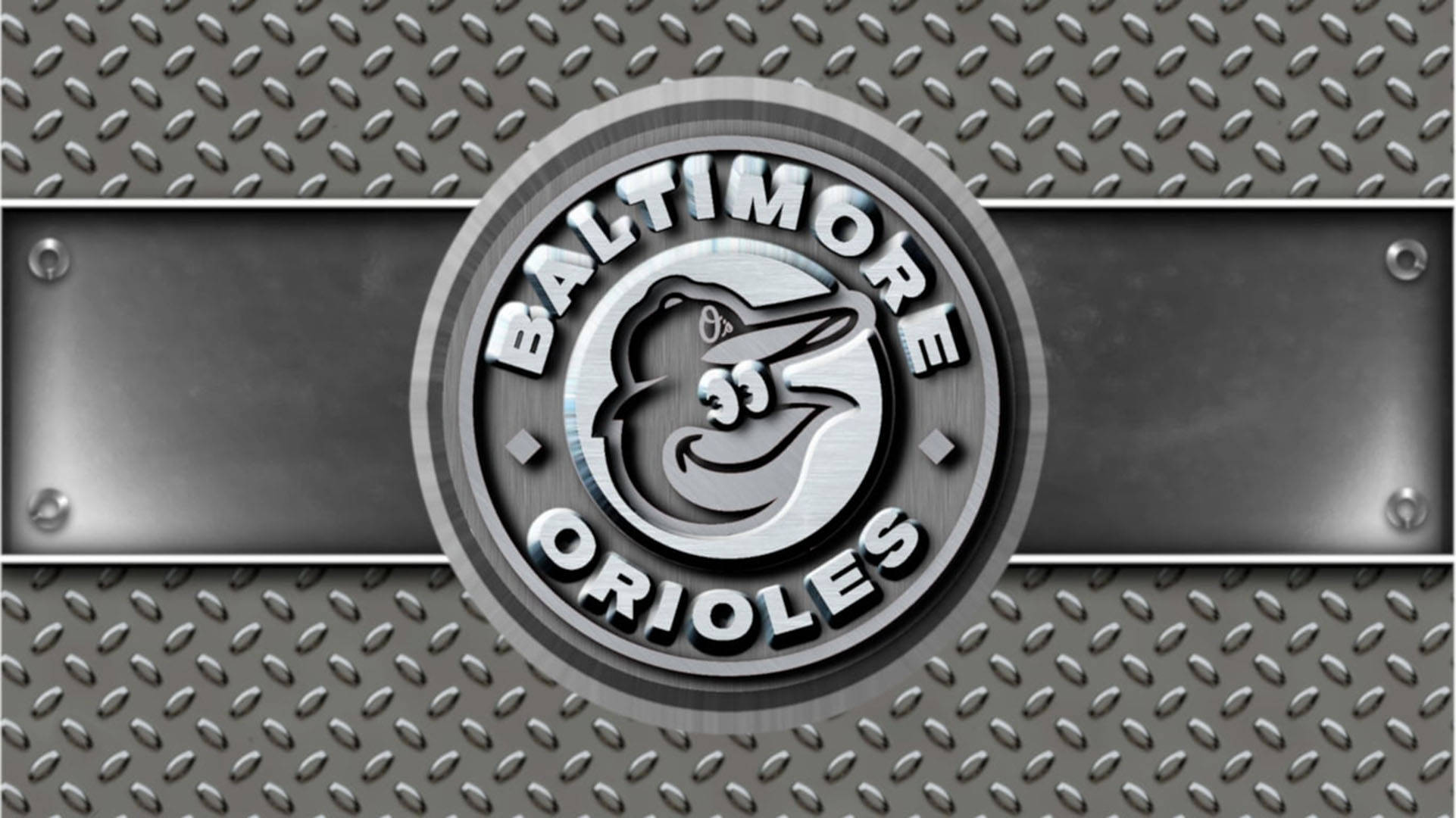 Orioles 桌布 壁紙 — 巴爾的摩金鶯隊標誌壓印在拉絲金屬板上，背景為菱形板。