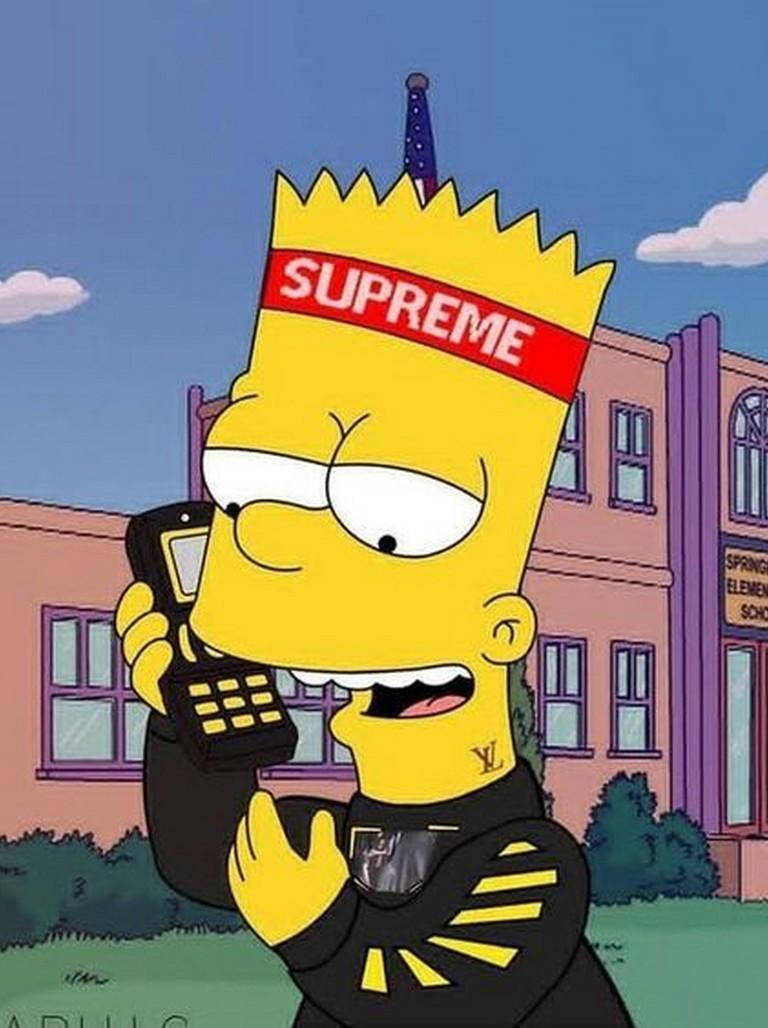 巴特·辛普森戴著Supreme帽子和LV外套，在學校附近講電話。 — 霸子·辛普森 GIF 壁紙