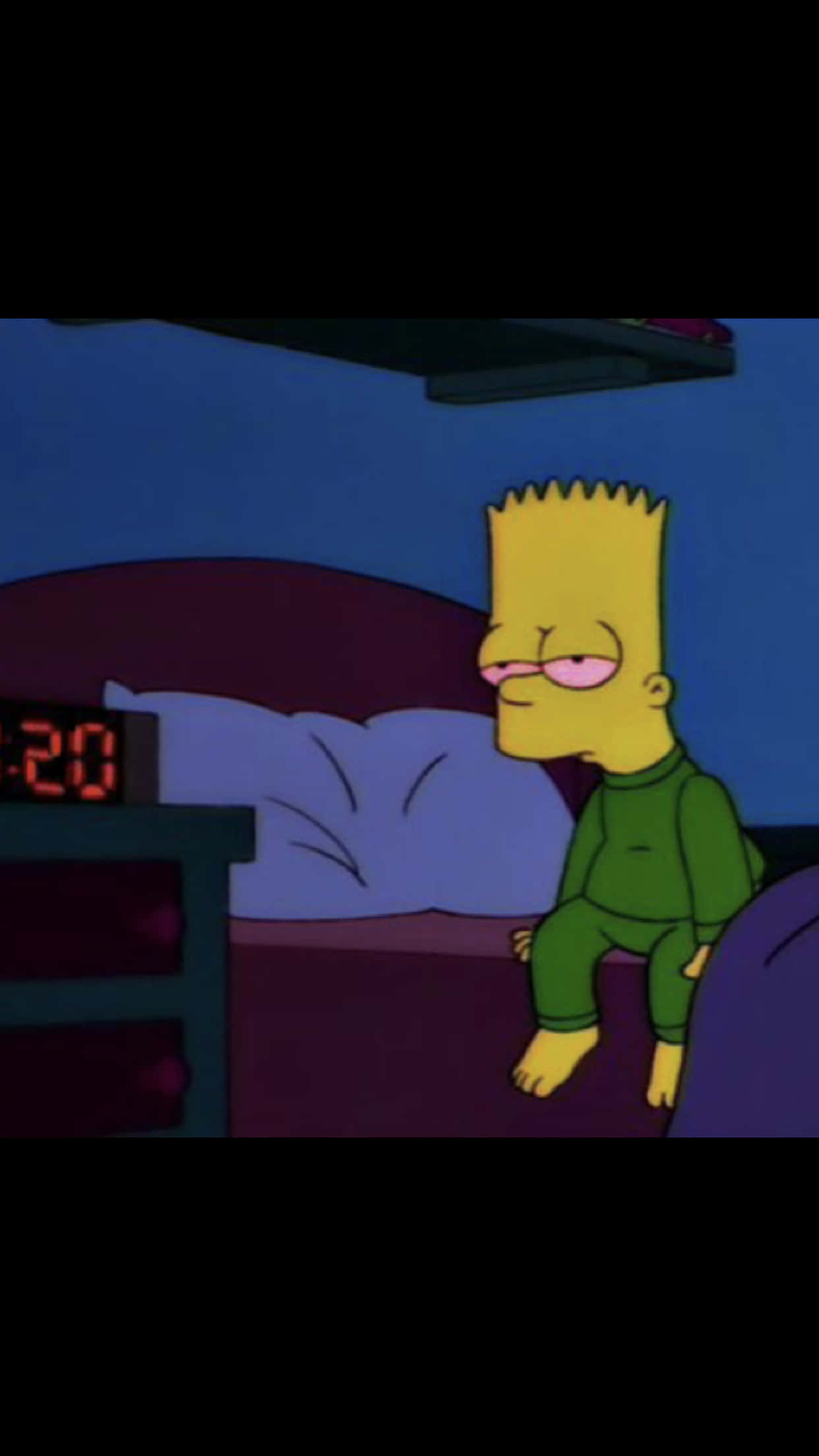 Bart Simpson Weed 桌布 壁紙 — 巴特·辛普森晚上坐在床上，看起來很累，旁邊有一個顯示20的數字鐘。