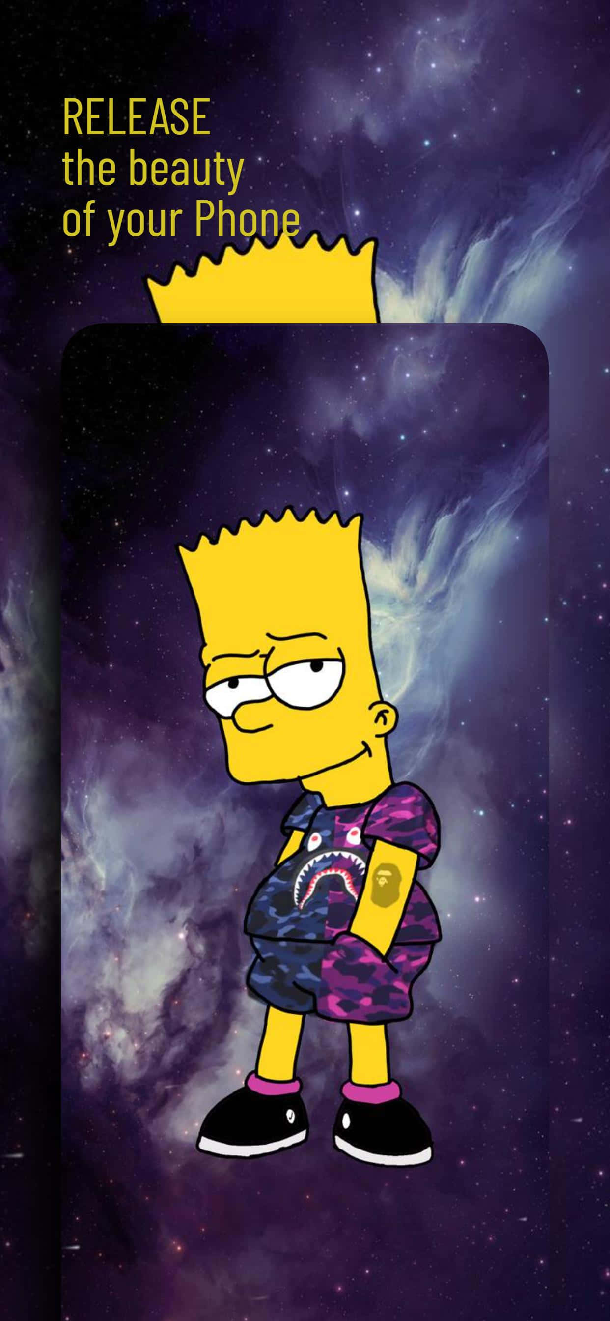 Bart Simpson Aesthetic 桌布 壁紙 — 巴特·辛普森穿著紫色迷彩服，站在一個有星星和星雲的宇宙星系背景前。