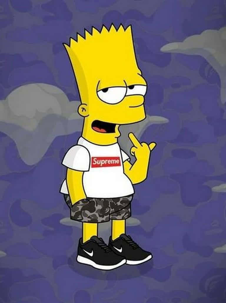 霸子·辛普森 桌布 壁紙 — 巴特·辛普森身穿白色Supreme T恤和迷彩短褲，在紫色雲霧背景前做出粗魯手勢。