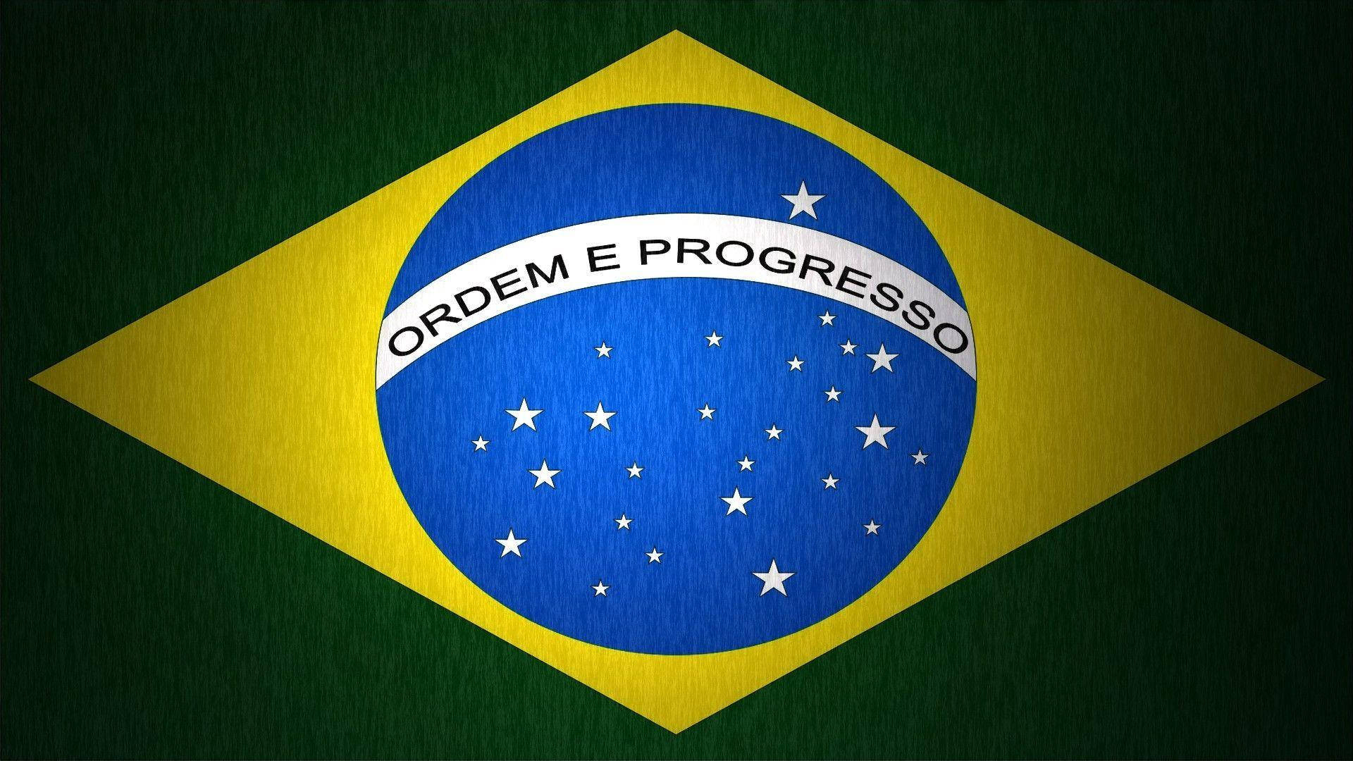 Brazil Flag 桌布 壁紙 — 巴西國旗，具有紋理布料外觀，包含綠色黃色菱形、藍色地球儀和白色星星，以及格言 ordem e progresso。