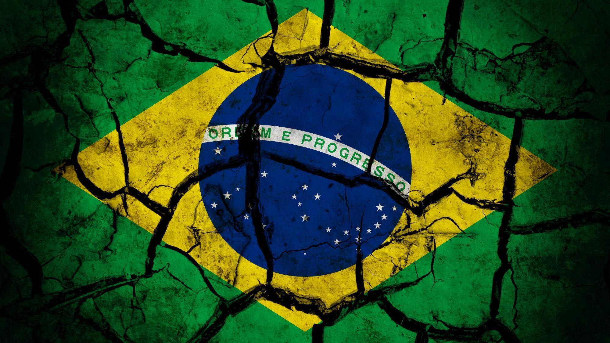 Brazil Flag 桌布 壁紙 — 巴西國旗在紋理表面上破裂並風化，深色裂縫在其綠色、黃色和藍色設計中蔓延。