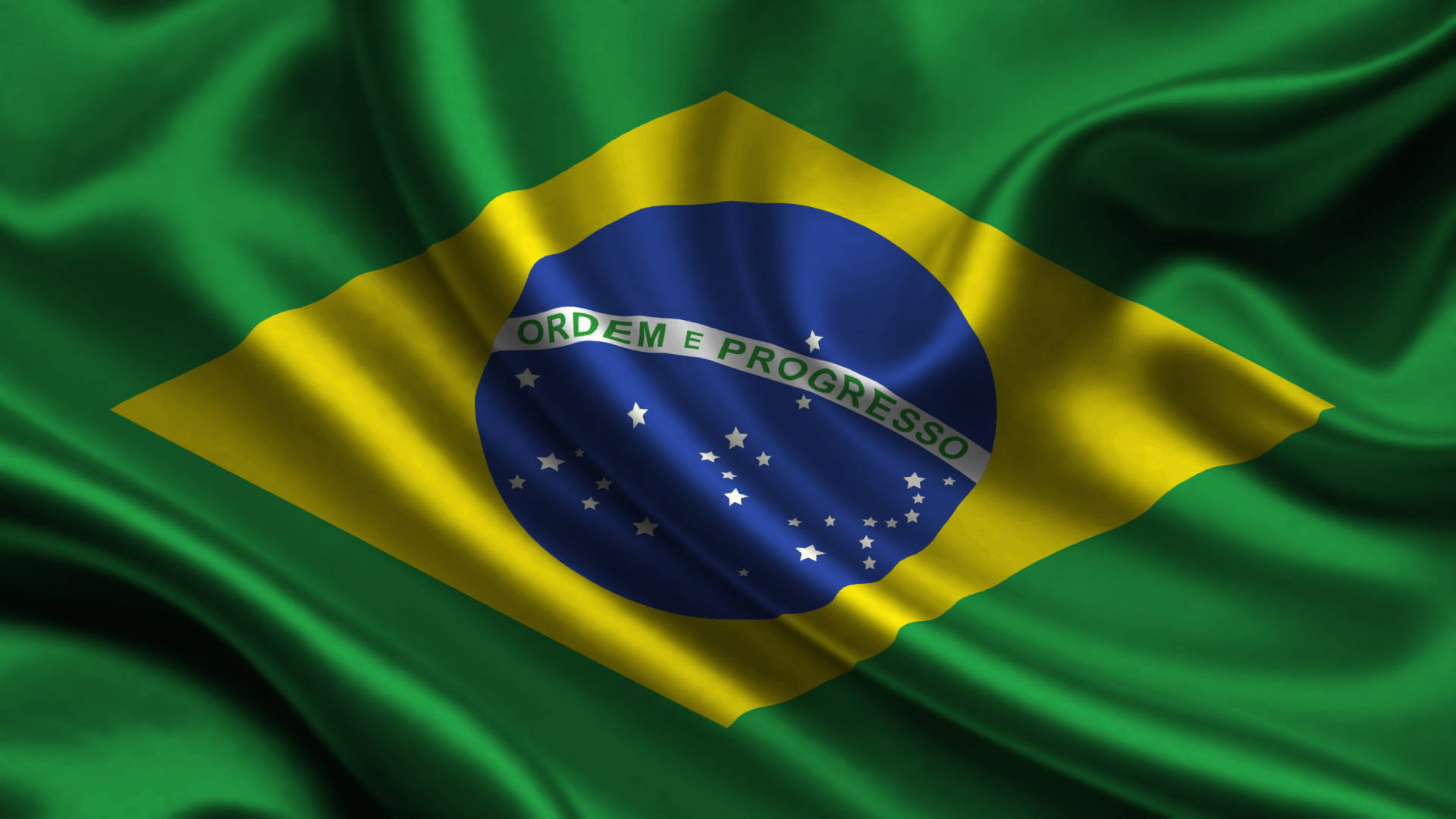 Brazil Flag 桌布 壁紙 — 巴西國旗帶有綠色、黃色、藍色和白色元素，在柔和光線中動態飄揚。