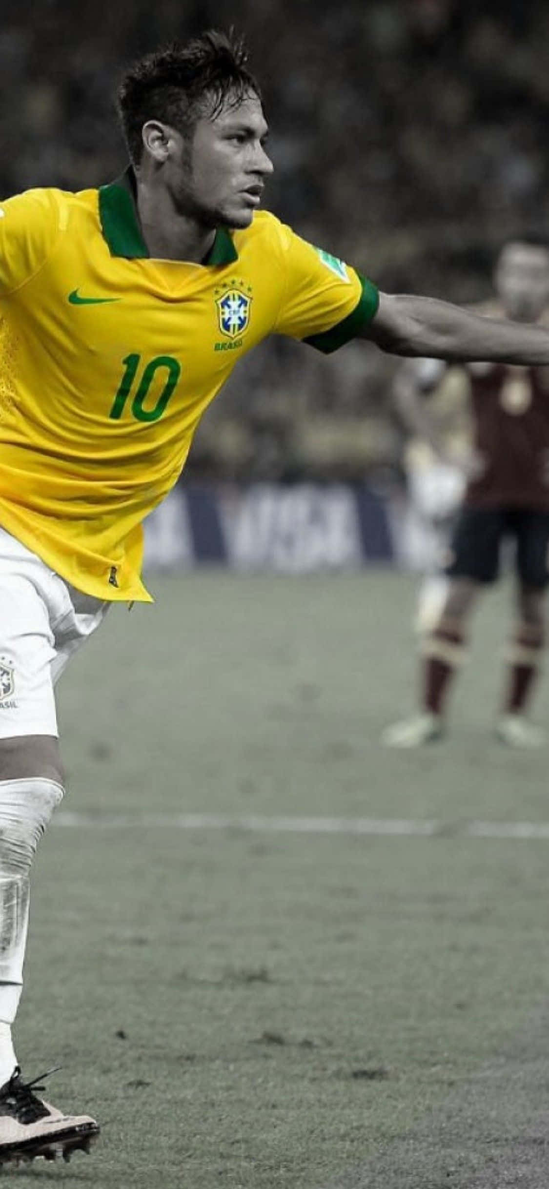 Neymar iPhone 桌布 壁紙 — 巴西足球員內馬爾身穿黃色10號球衣，在球場明亮的燈光下激烈盤球。