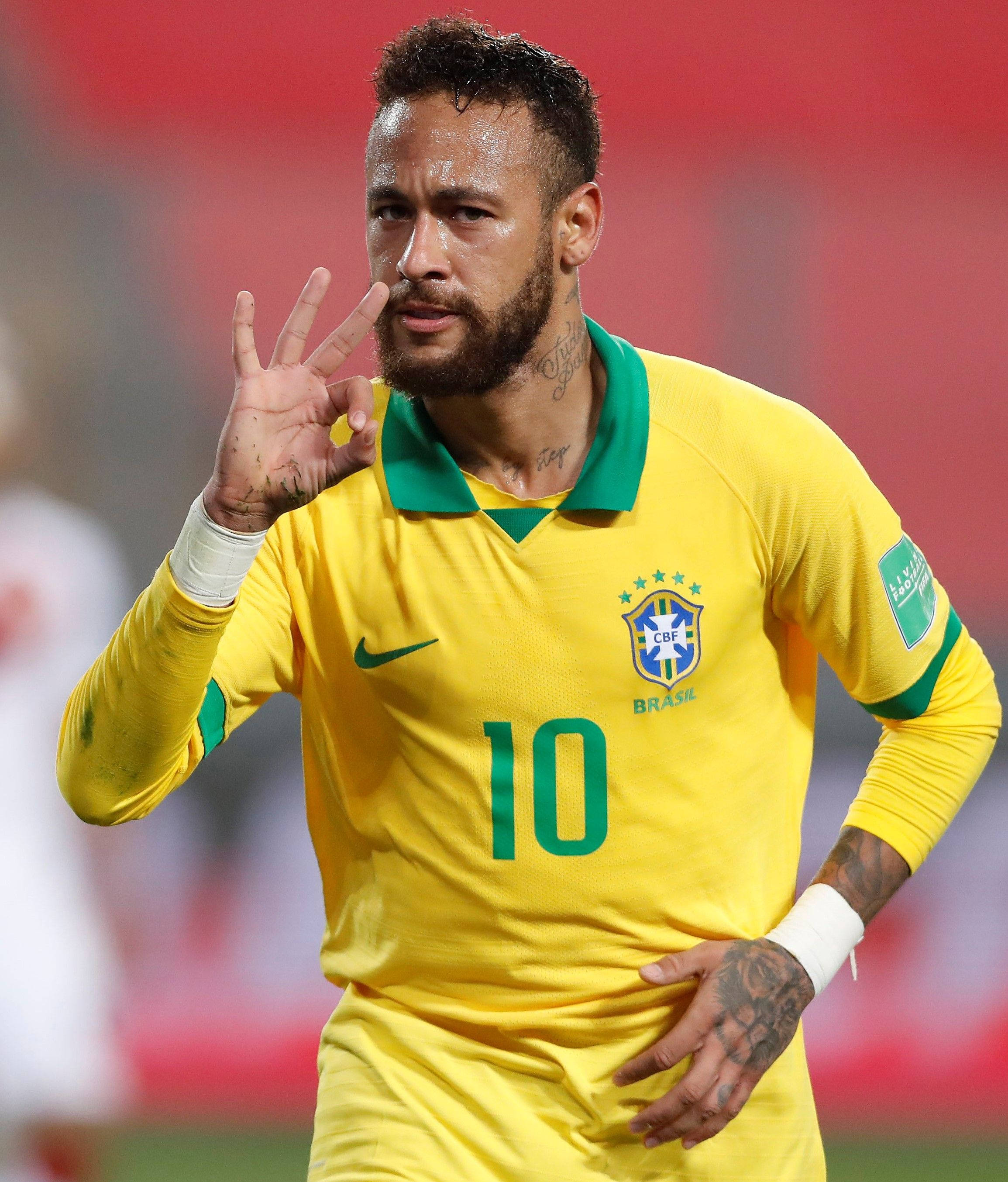 足球 桌布 壁紙 — 巴西足球巨星內馬爾（Neymar Jr.）身穿黃色10號球衣在球場上做出和平手勢。