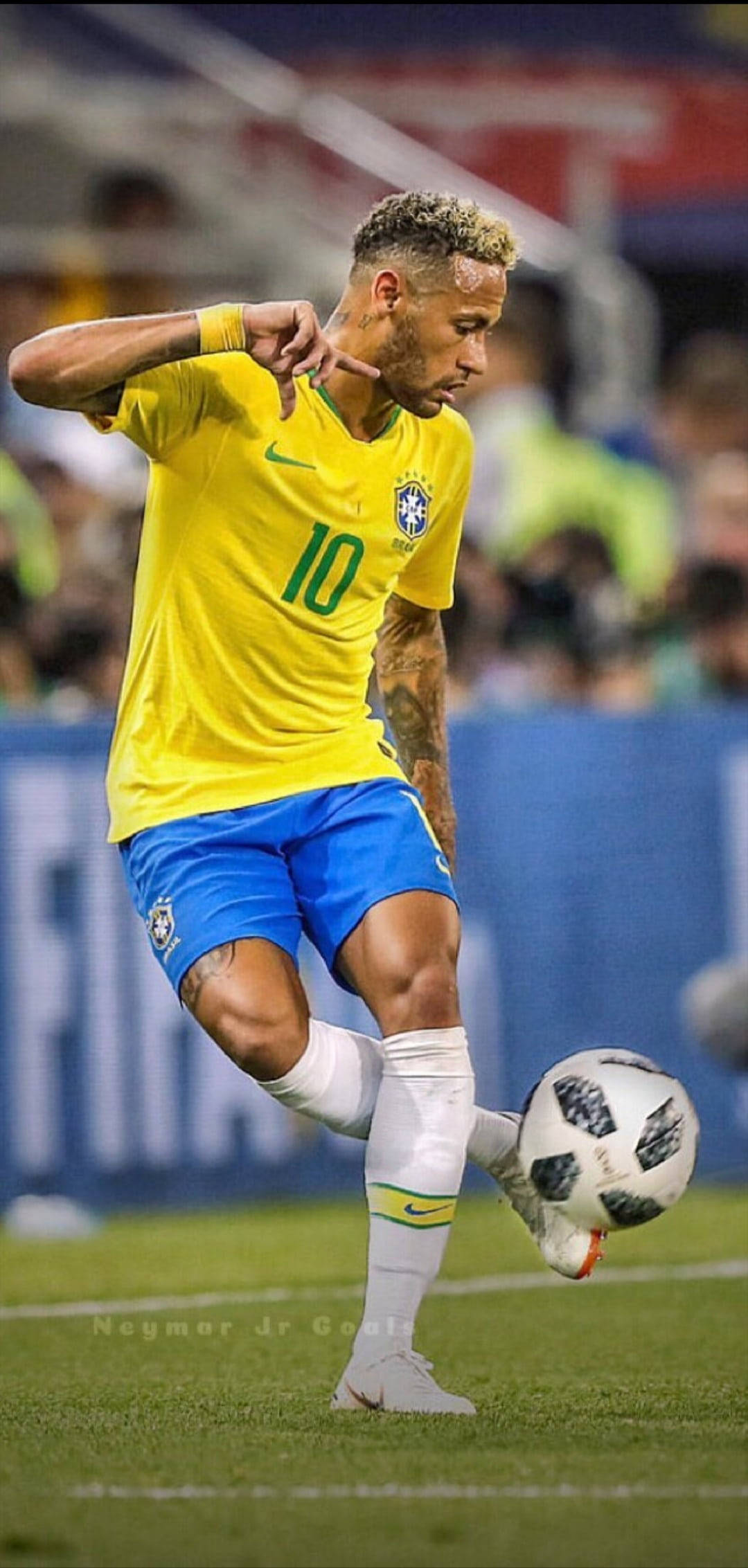 足球 桌布 壁紙 — 巴西足球巨星內馬爾（Neymar Jr）身穿黃色10號球衣，在明亮燈光下的球場上用腳控球。