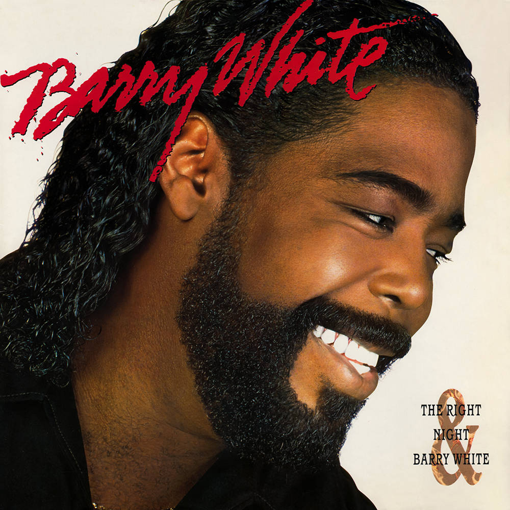 音樂 桌布 壁紙 — 巴里·懷特（Barry White）的特寫肖像，他留著長捲髮和鬍鬚，在素色背景前溫暖地微笑。