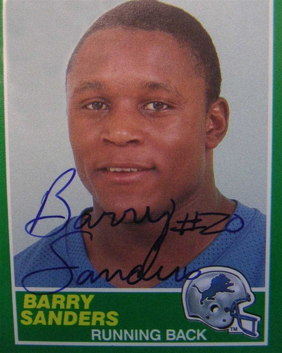 Barry Sanders 桌布 壁紙 — 巴里·桑德斯身穿底特律雄獅隊球衣的肖像，附有簽名的復古足球卡。