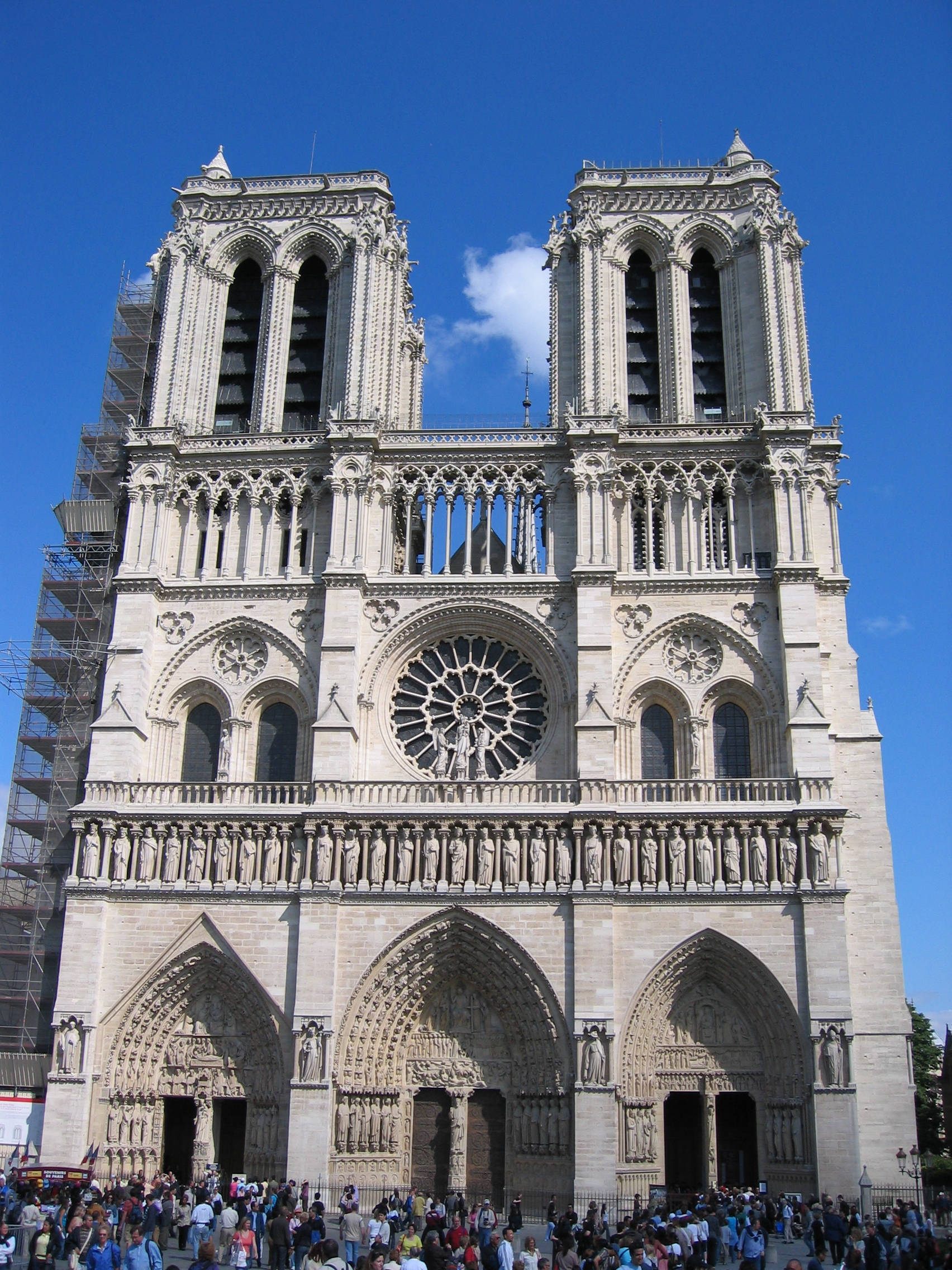 Notre Dame 桌布 壁紙 — 巴黎宏偉的哥德式聖母院，擁有精緻的石雕和大型玫瑰窗，在清澈的藍天下。