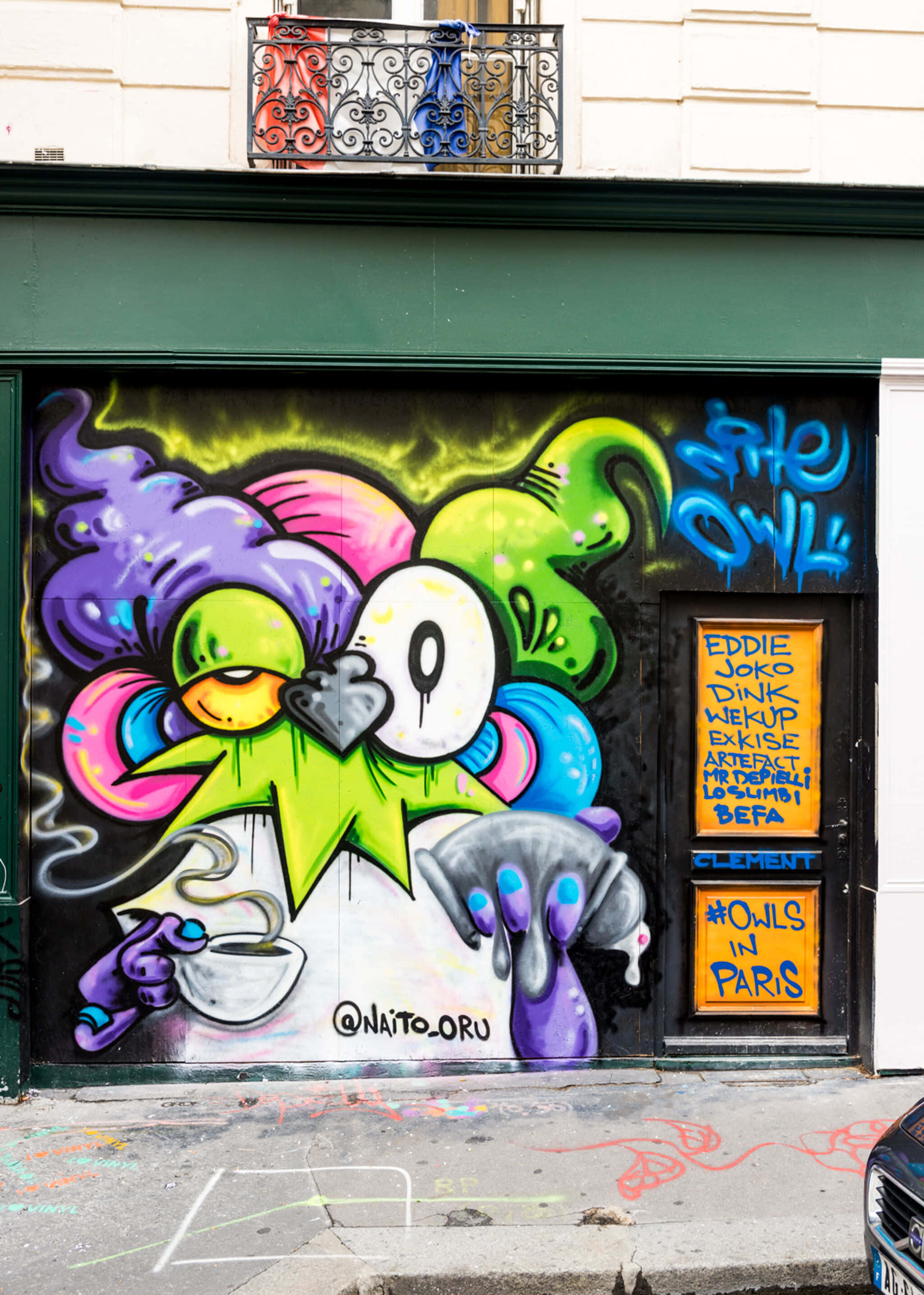 Graffiti Art 桌布 壁紙 — 巴黎建築物外牆上色彩繽紛的卡通貓頭鷹塗鴉壁畫，帶有彩色漩渦和滴落的油漆。