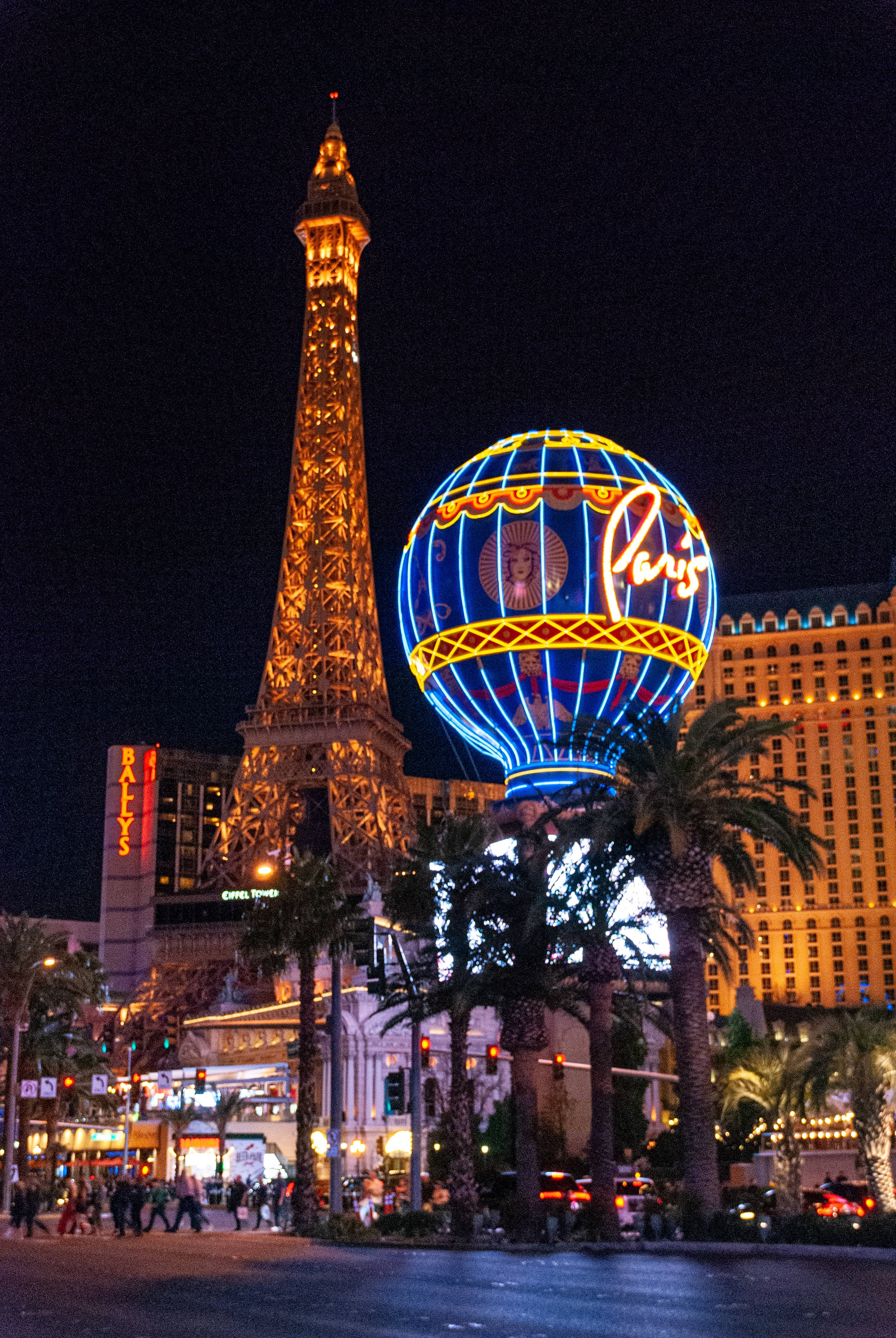 Las Vegas 桌布 壁紙 — 巴黎拉斯維加斯酒店璀璨的夜景，設有發光的艾菲爾鐵塔複製品和充滿活力的霓虹熱氣球。