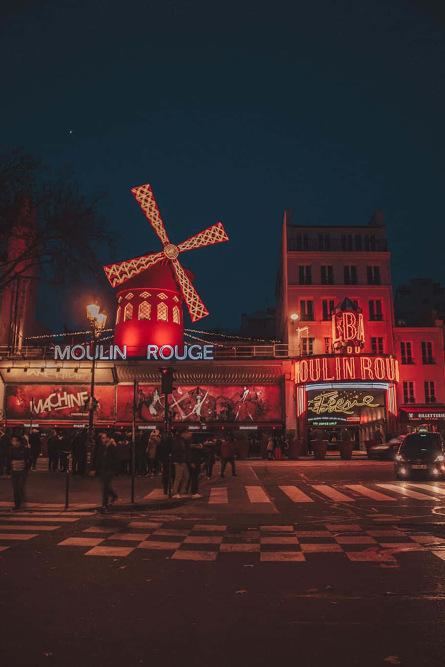 moulin rouge 桌布 壁紙 — 巴黎紅磨坊充滿活力的夜景，其標誌性的紅色風車在黑暗的天空中閃耀。