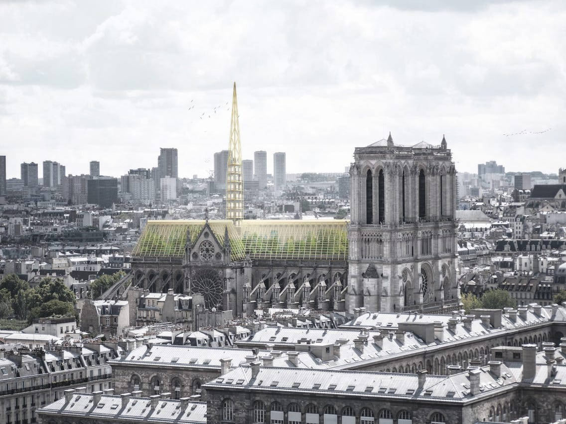 Notre Dame 桌布 壁紙 — 巴黎聖母院正在修復中的標誌性尖塔，聳立在歷史屋頂和現代摩天大樓之間，天空多雲。