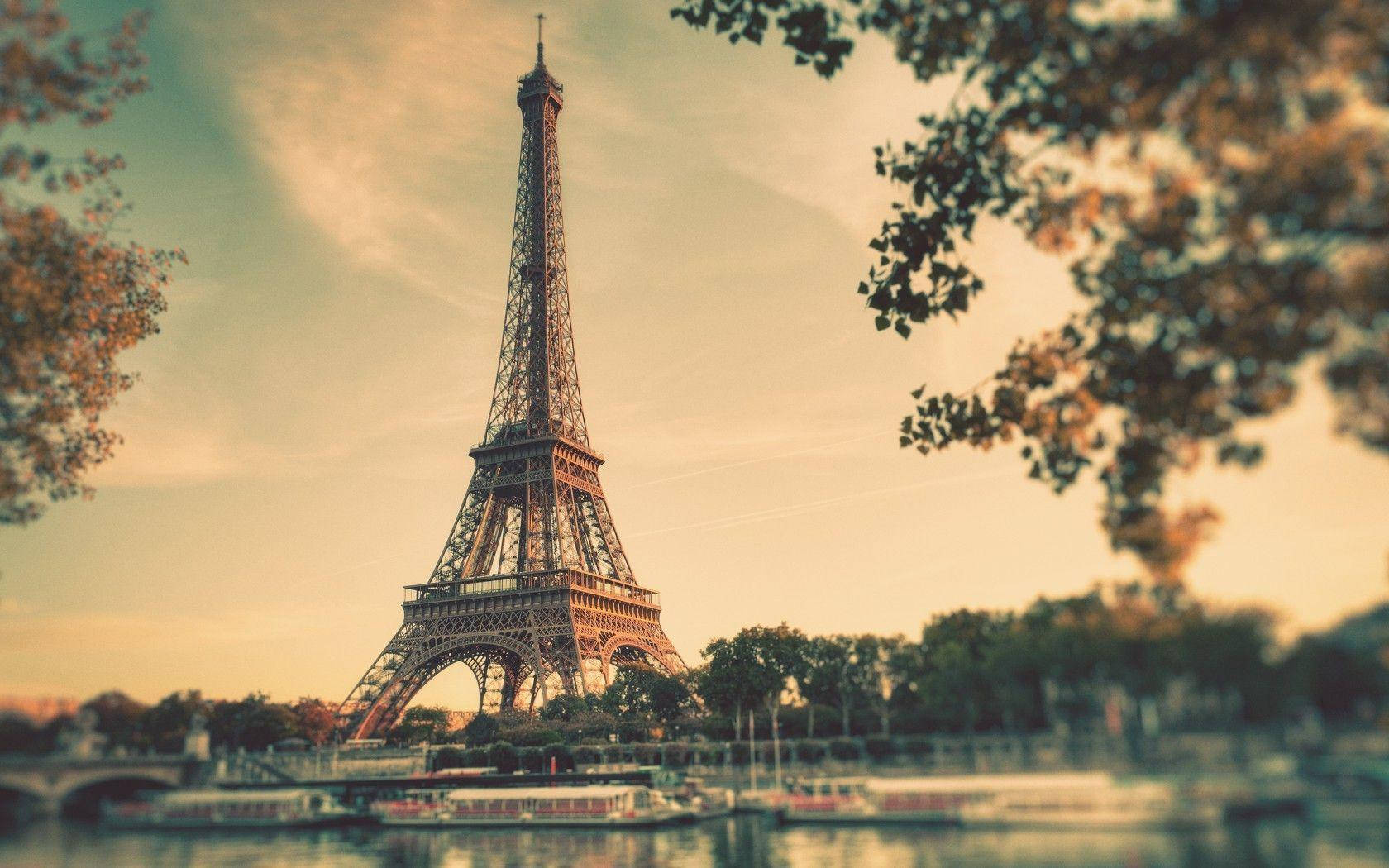 Paris Eiffel Tower 桌布 壁紙 — 巴黎艾菲爾鐵塔在秋葉的襯托下高聳入雲，塞納河上船隻穿梭。
