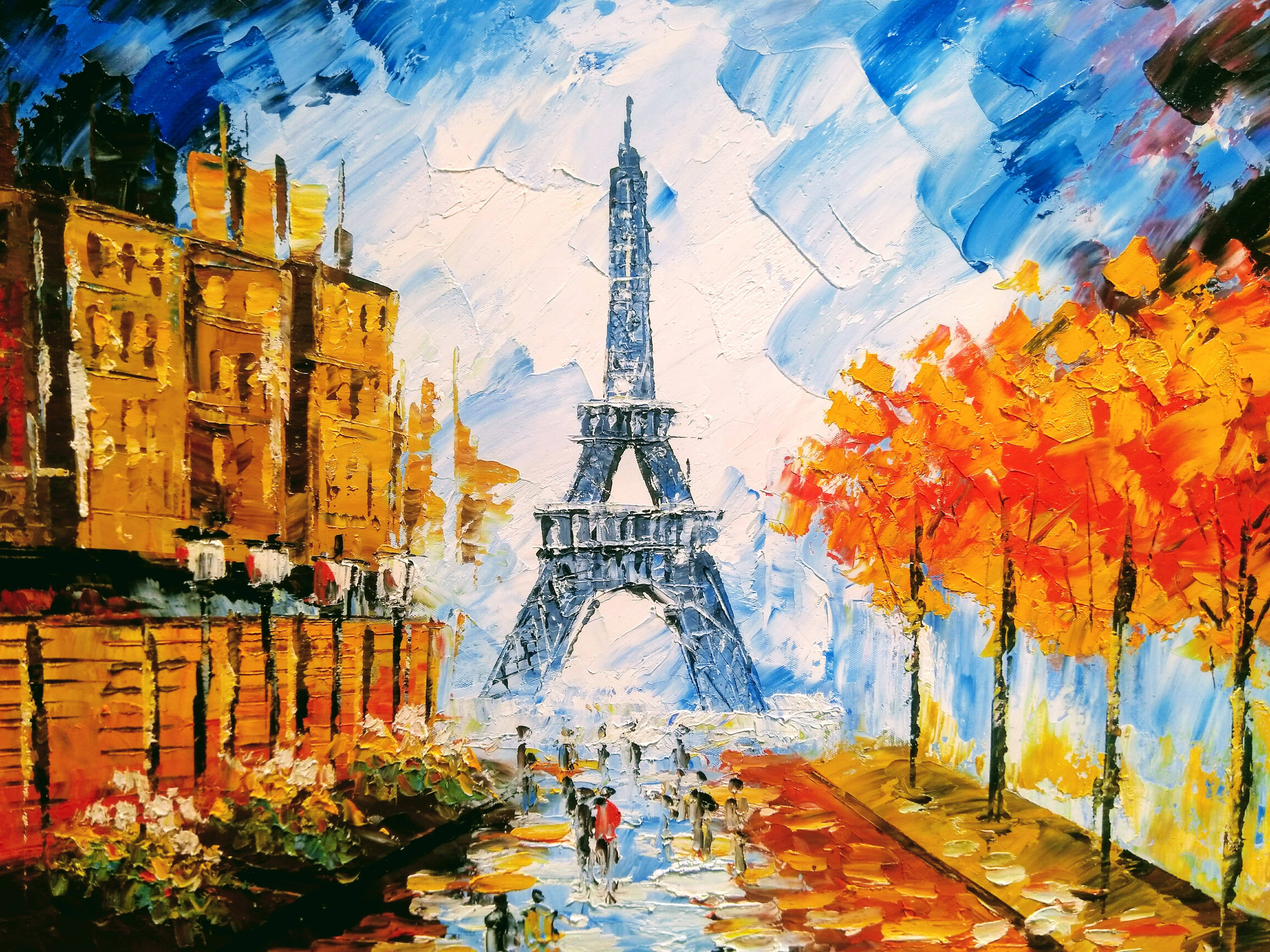 Eiffel Tower 桌布 壁紙 — 巴黎艾菲爾鐵塔的鮮豔油畫，描繪秋樹和行人在雨天中的景象。