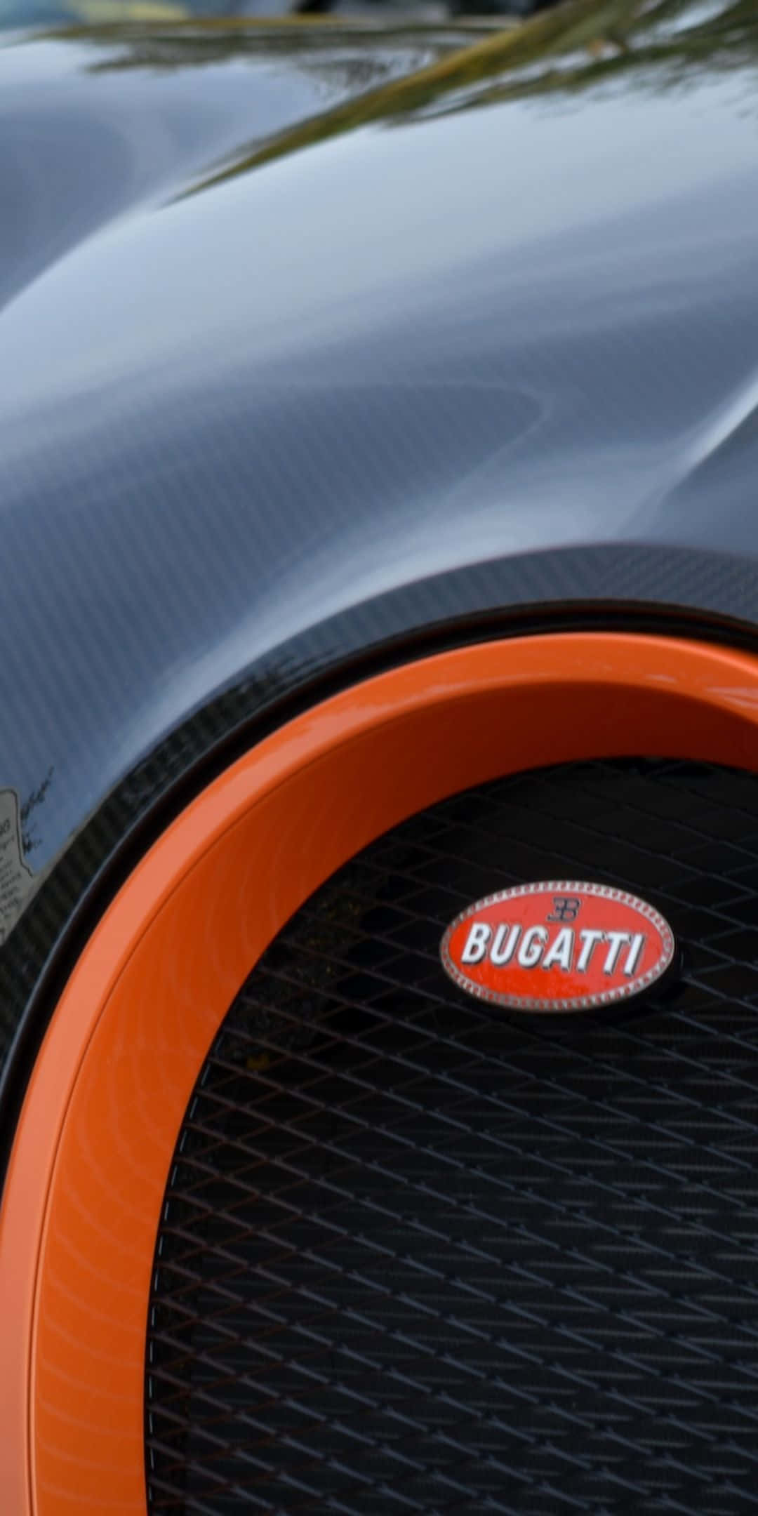 Bugatti Phone 桌布 壁紙 — 布加迪汽車前格柵的特寫，展示碳纖維紋理和醒目的橙色點綴。