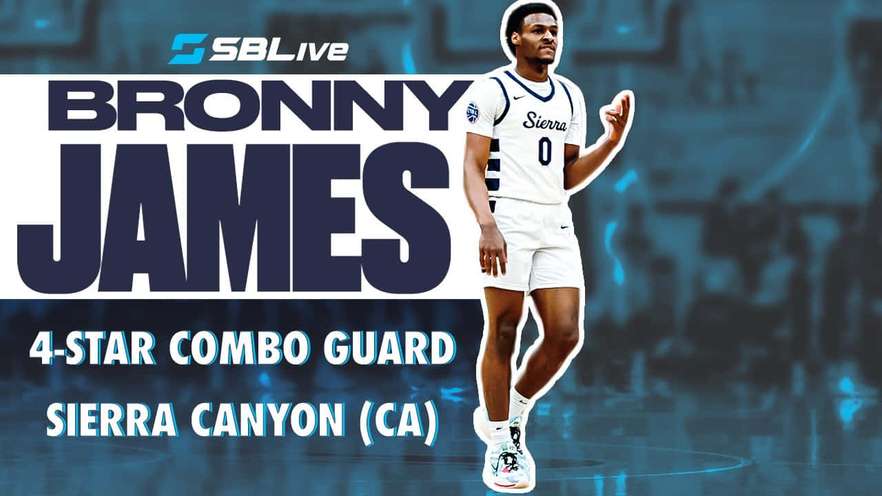Bronny James 桌布 壁紙 — 布朗尼·詹姆斯身穿白色 Sierra Canyon 0 號球衣，在藍色調的籃球場上自信擺姿勢，帶有粗體文字疊加。