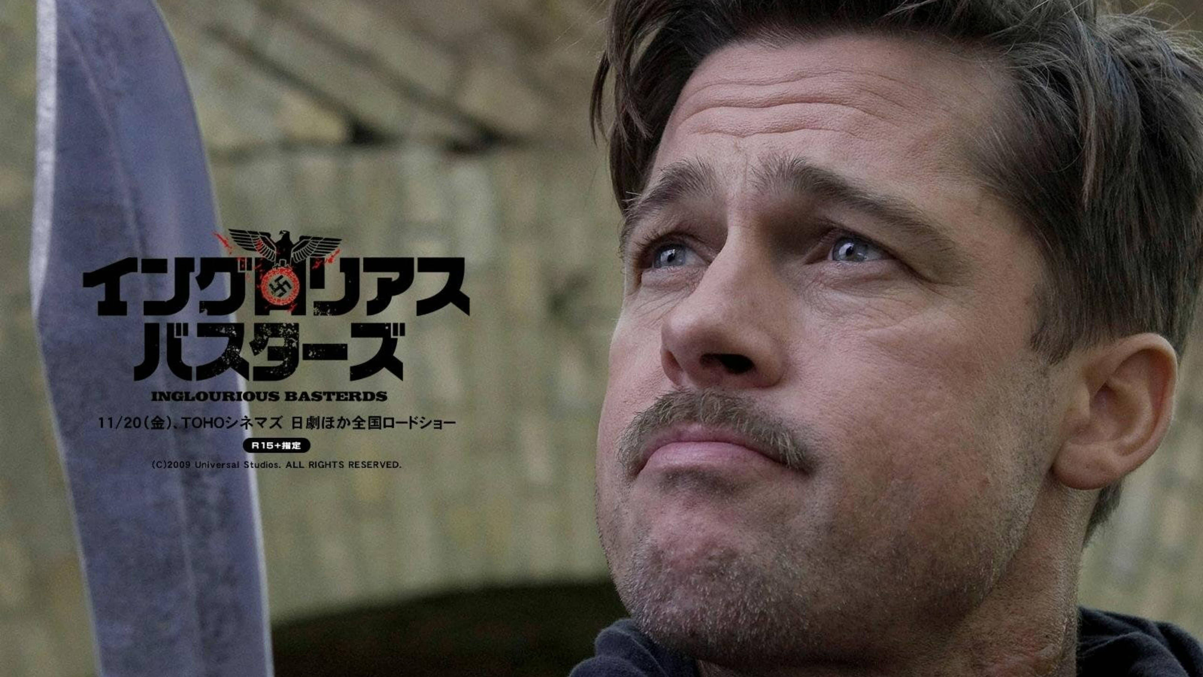 Inglourious Basterds 桌布 壁紙 — 布萊德彼特在一張粗獷的電影海報中，旁邊有一把大劍，他專注地向上凝視。