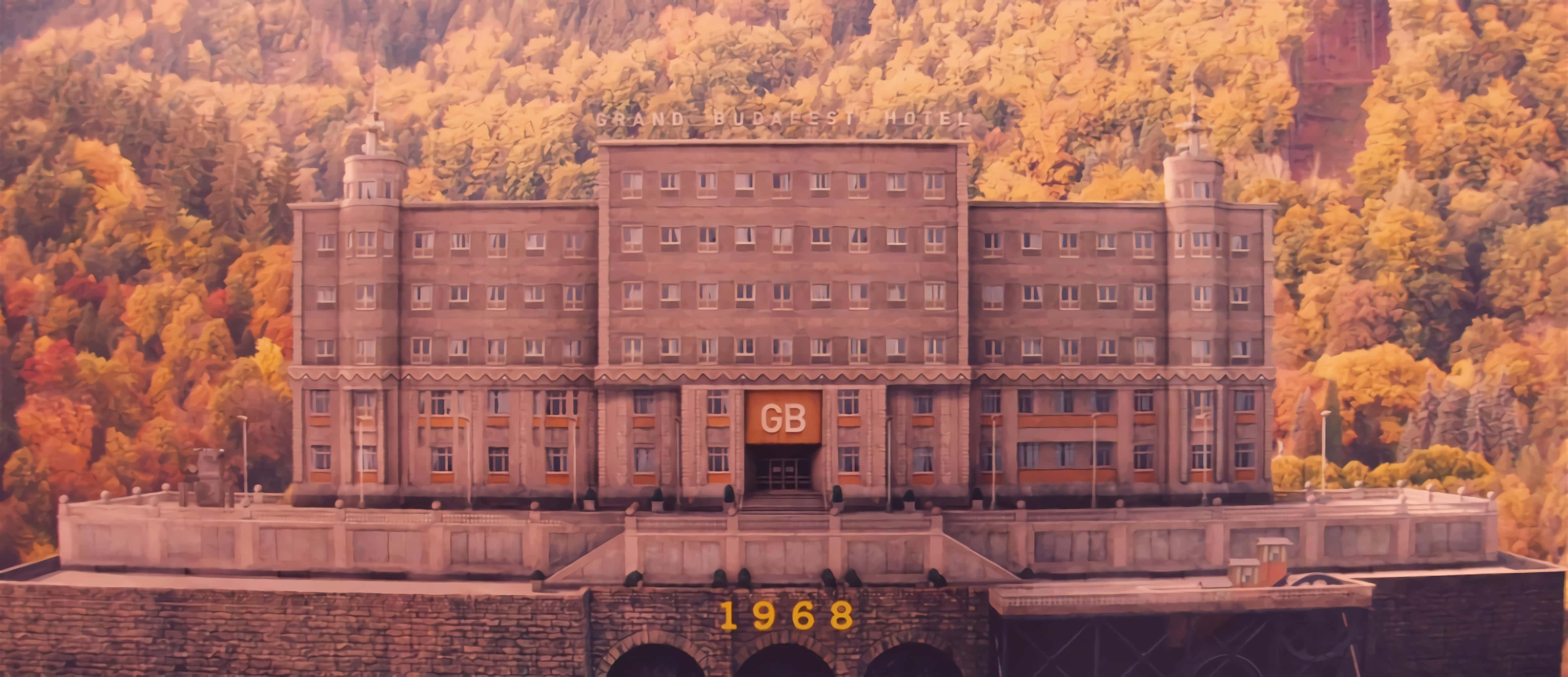 Hotel 桌布 壁紙 — 布達佩斯大飯店在秋葉中巍然聳立，金黃的樹葉與溫暖的夕陽餘暉交相輝映。