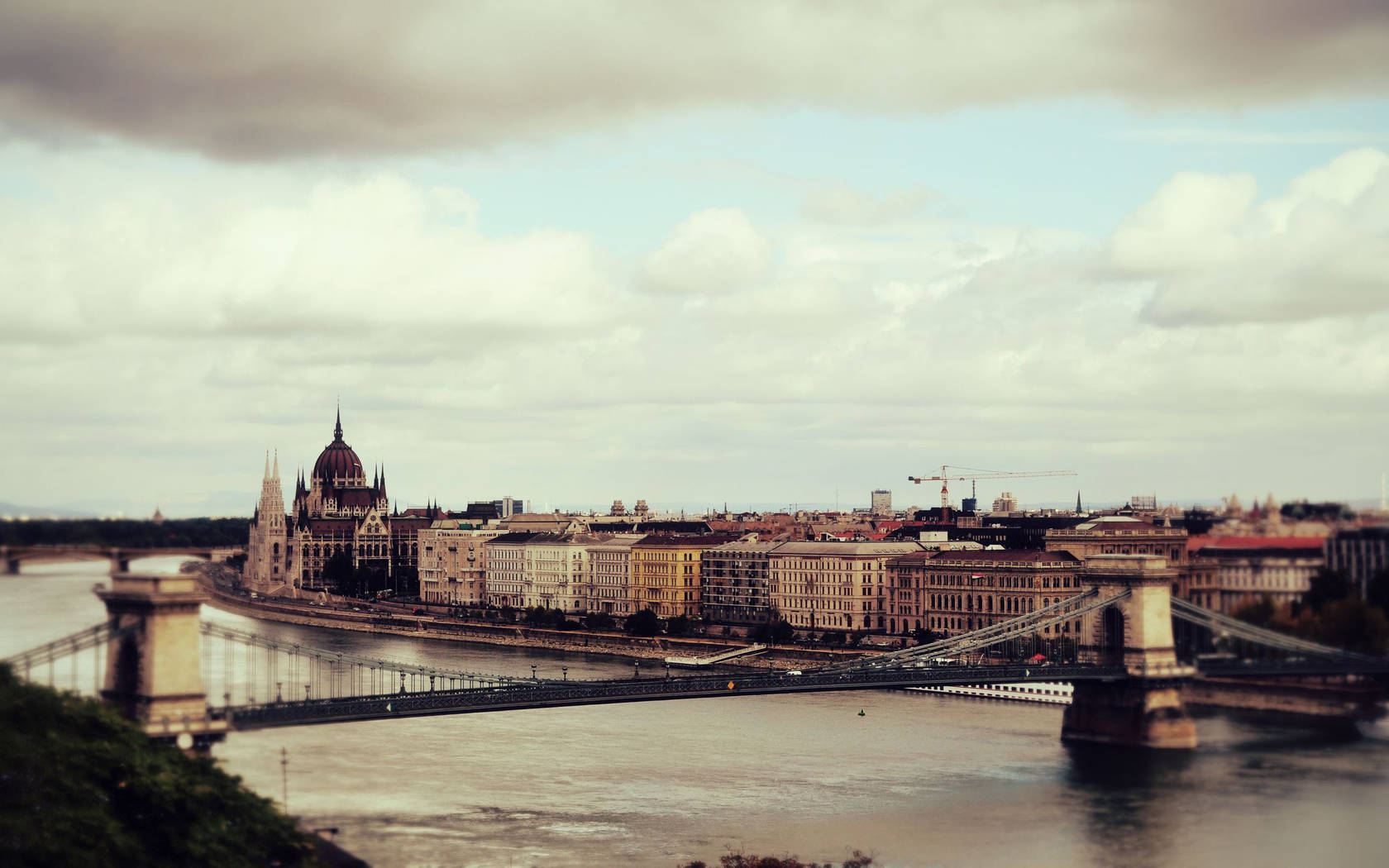 Hungary 桌布 壁紙 — 布達佩斯歷史天際線的全景，鏈橋橫跨多瑙河，天空多雲。