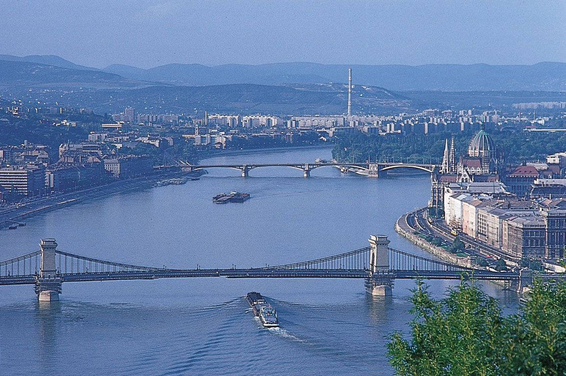 Europe 桌布 壁紙 — 布達佩斯的全景視圖，多瑙河流經城市，橋樑和歷史建築在晴朗的藍天下。