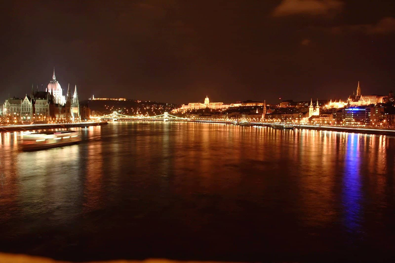 Night Aesthetic 桌布 壁紙 — 布達佩斯的夜景，燈光璀璨的橋樑和歷史建築倒映在多瑙河中。