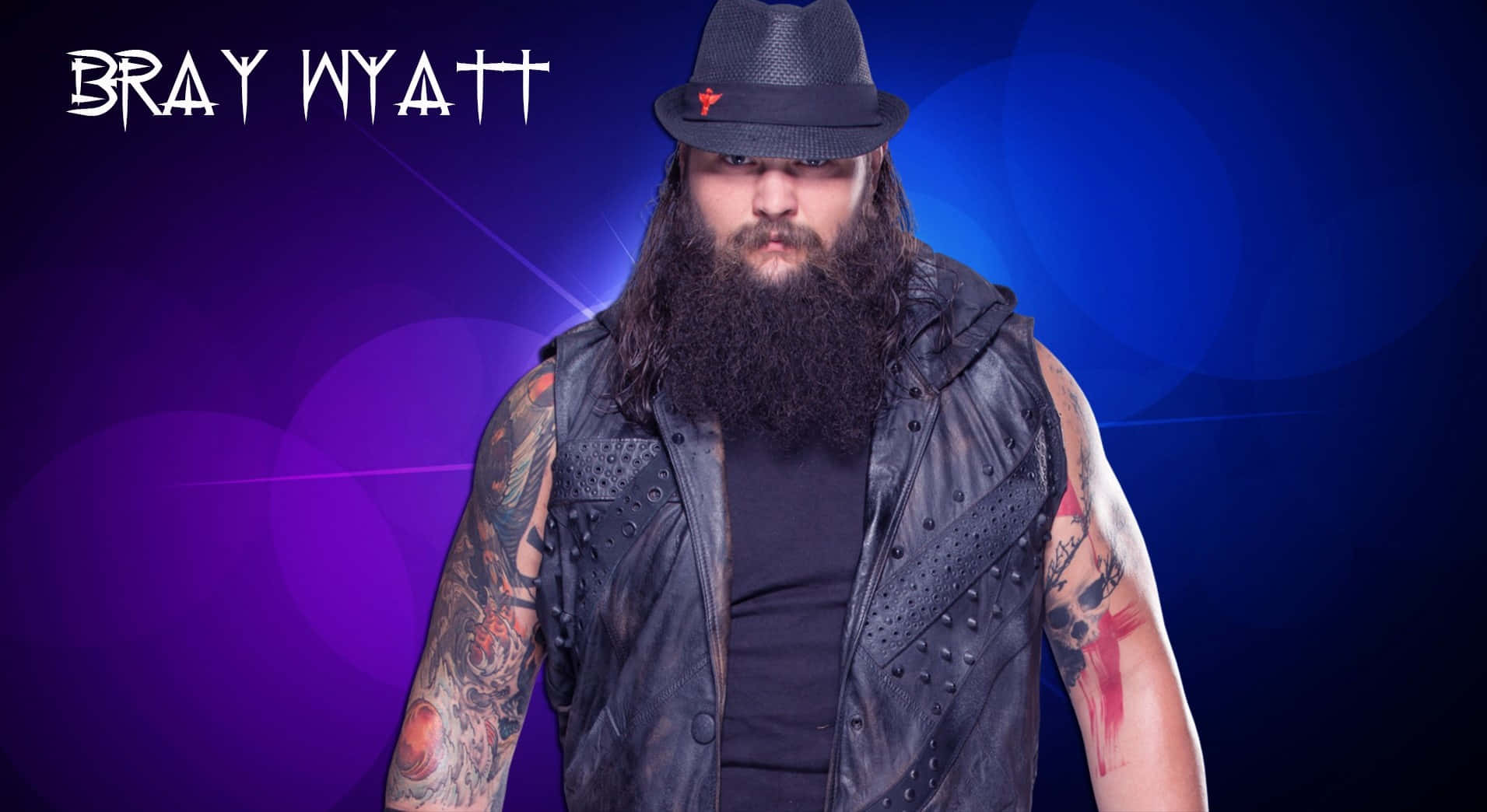 WWE 桌布 壁紙 — 布雷·韋特戴著黑色軟呢帽和皮背心，在充滿活力的紫色和藍色散景背景下凝視著。