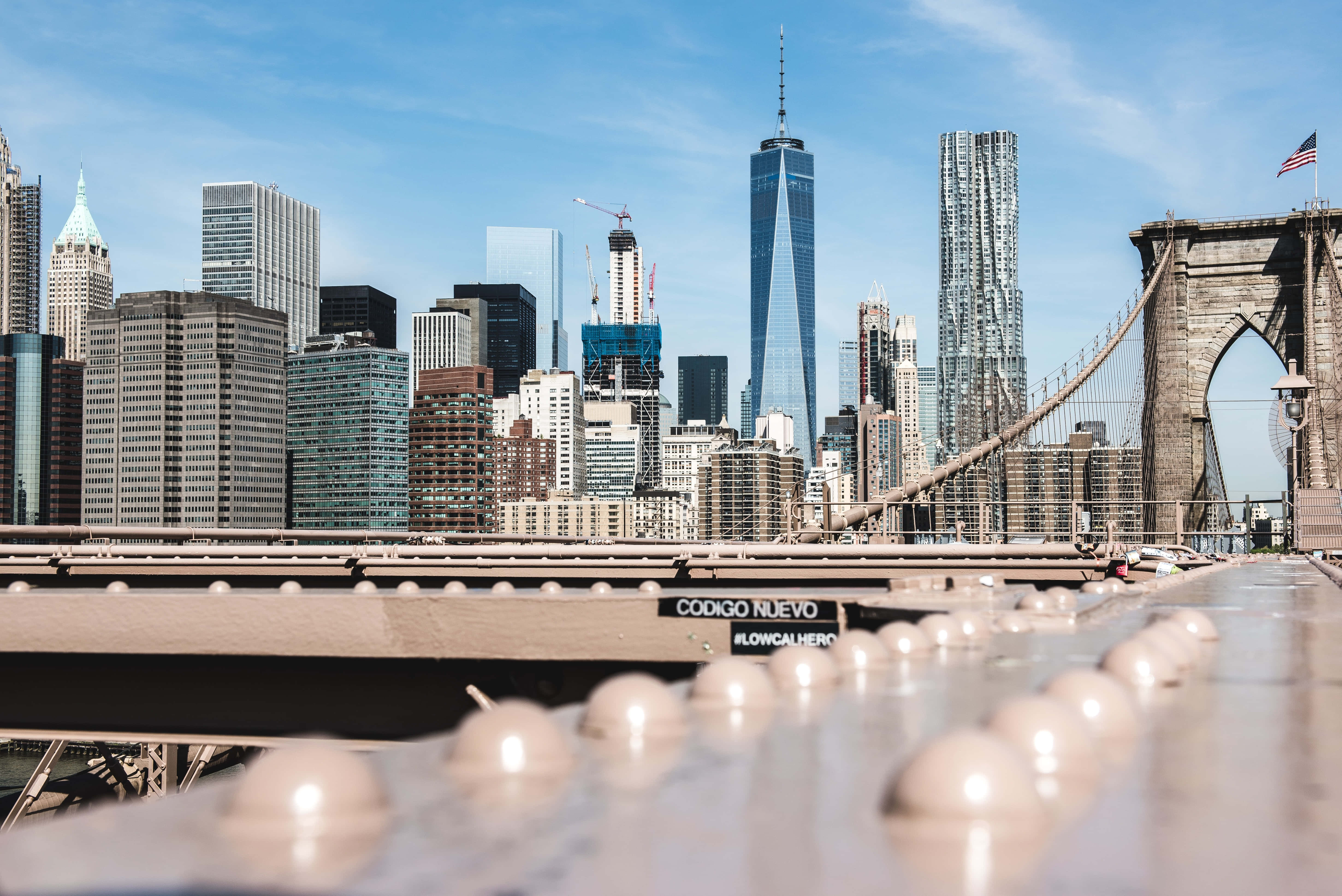 Nyc 桌布 壁紙 — 布魯克林大橋前景，曼哈頓天際線和世界貿易中心一號樓在清澈藍天下。