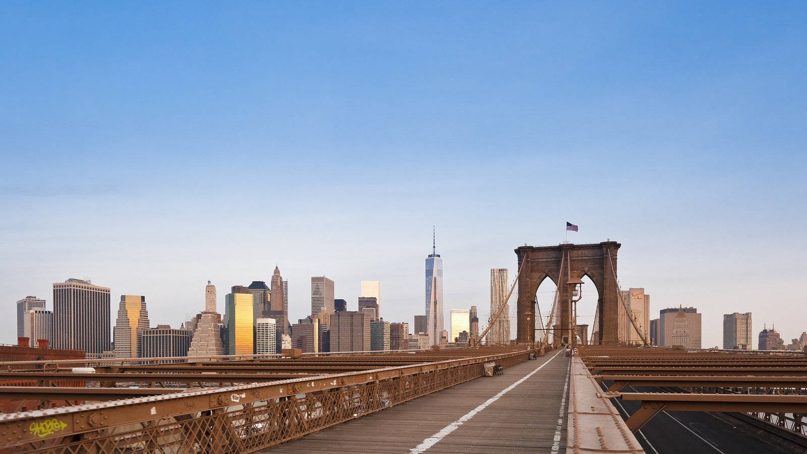 New York 桌布 壁紙 — 布魯克林大橋在晴朗的藍天下，於黃金時段向曼哈頓天際線延伸。