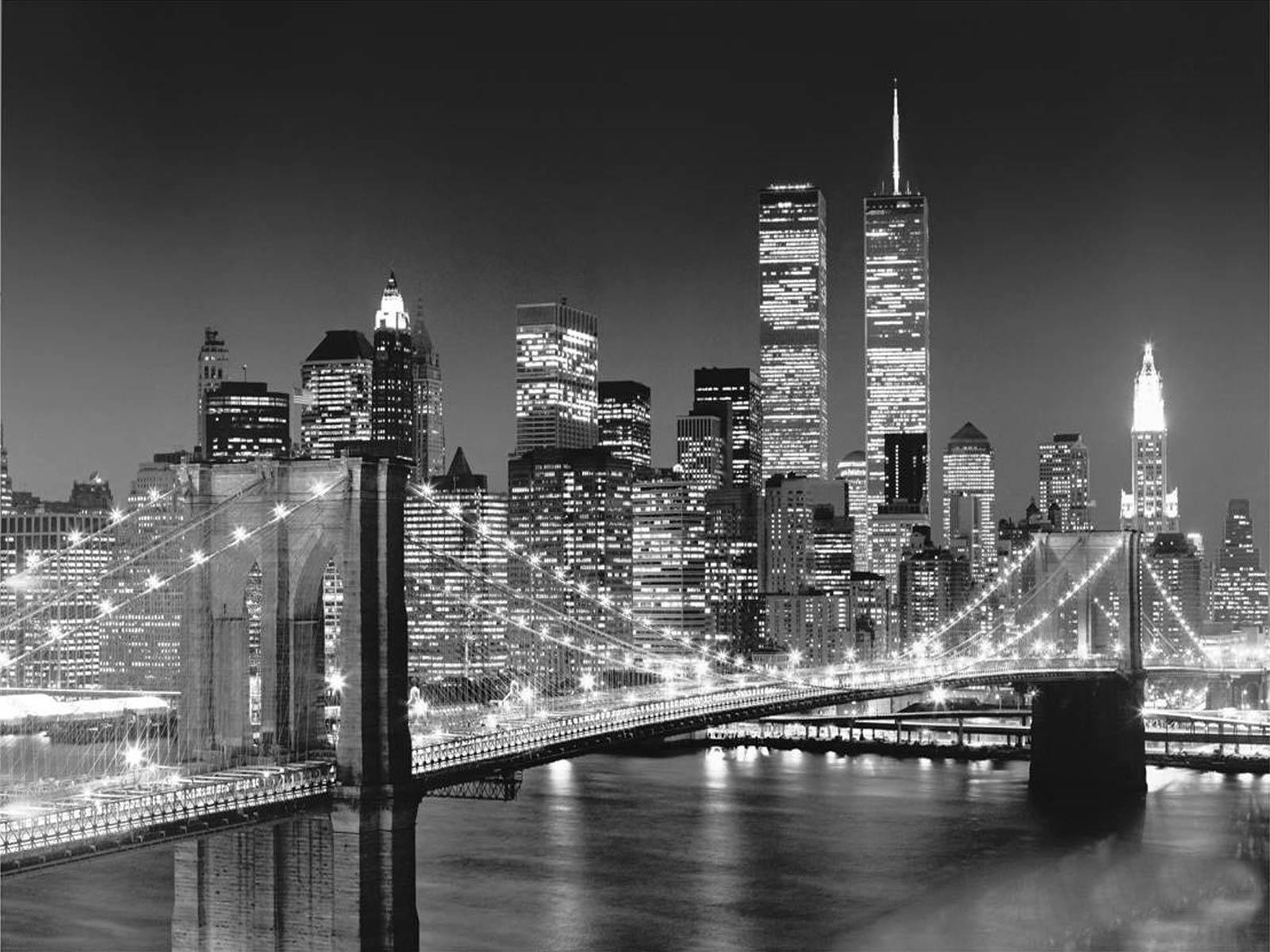 New York 桌布 壁紙 — 布魯克林大橋橫跨一條黑暗的河流，在沒有星星的夜空下，背後是燈火通明的雙子塔和曼哈頓天際線。