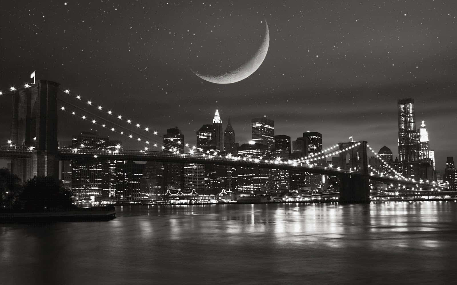 Beautiful Black And White 桌布 壁紙 — 布魯克林大橋的黑白夜景，新月和星星在燈火通明的紐約天際線上方，倒映在水中。