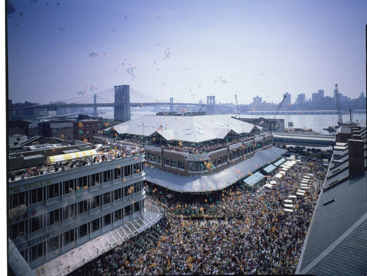 New York 桌布 壁紙 — 布魯克林海濱市場的鳥瞰圖，人群在漂浮的氣球下慶祝，背景是標誌性的布魯克林大橋。
