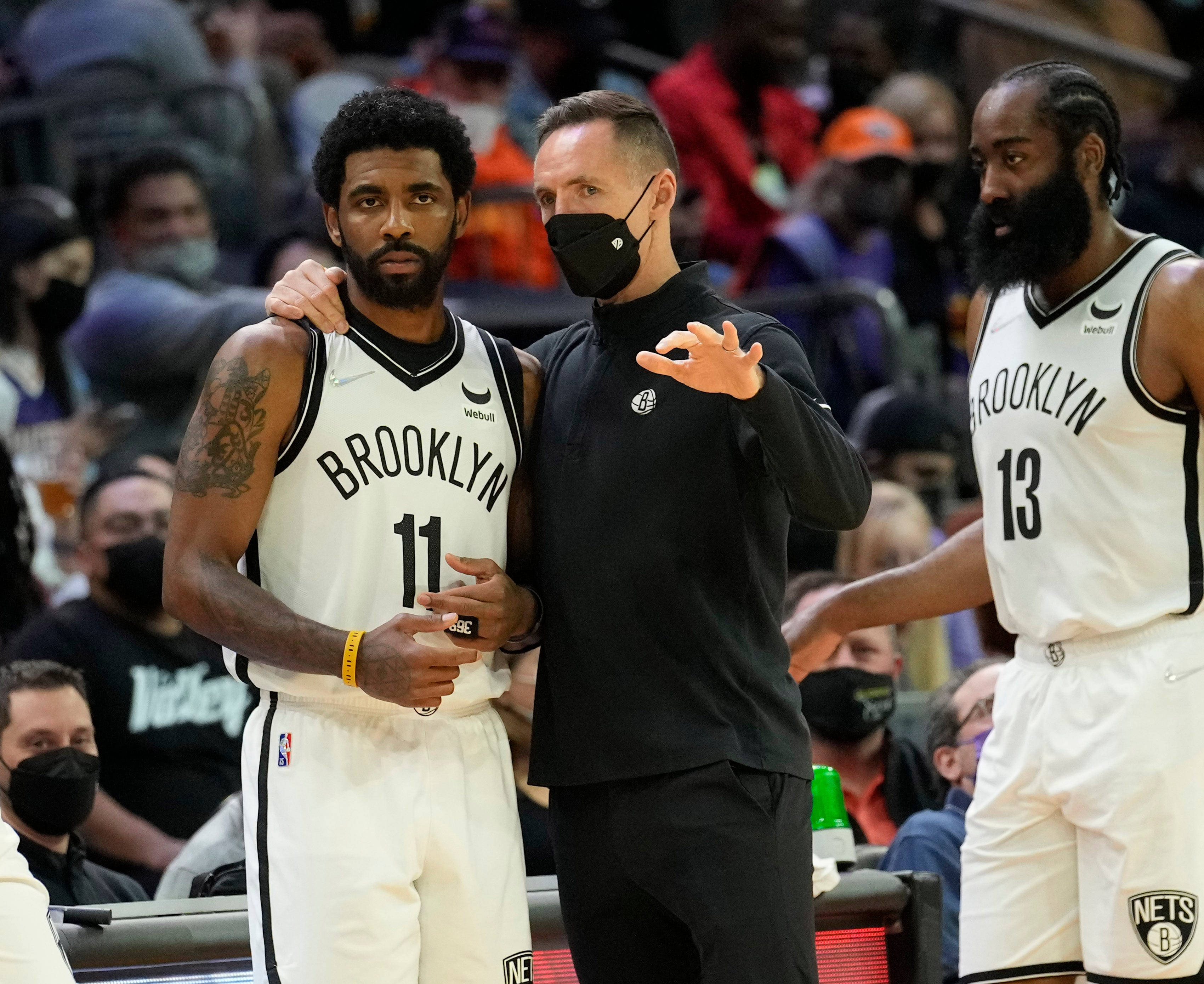 NBA 桌布 壁紙 — 布魯克林籃網球員和教練在籃球比賽期間在球場上，背景有球迷。