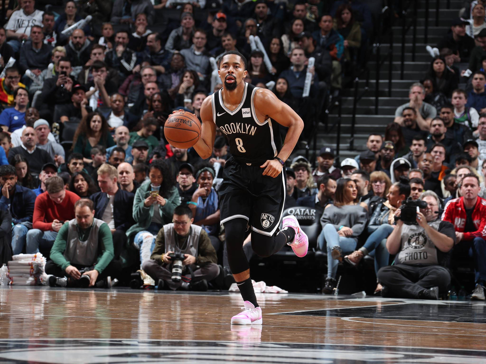 spencer dinwiddie 桌布 壁紙 — 布魯克林籃網球員在球場運球，觀眾專注觀看。