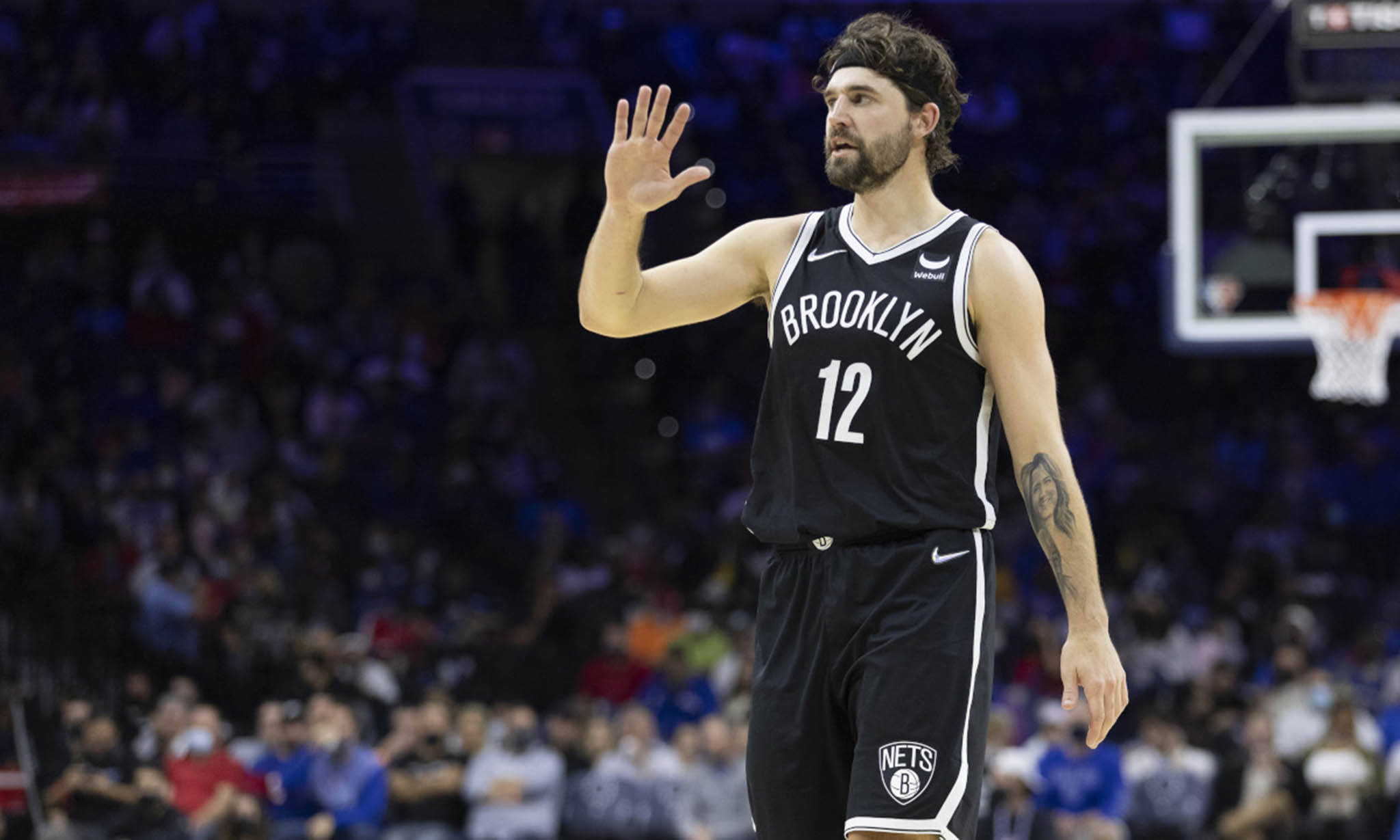 joe harris 桌布 壁紙 — 布魯克林籃網籃球運動員在場館燈光下比賽期間向人群揮手。