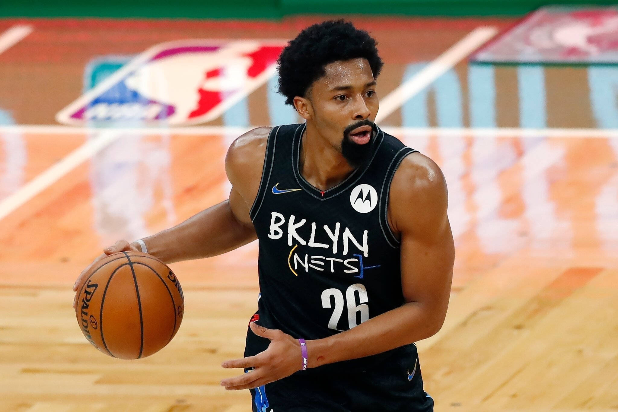 spencer dinwiddie 桌布 壁紙 — 布魯克林籃網籃球運動員在拋光木地板的NBA比賽中專注地運球。