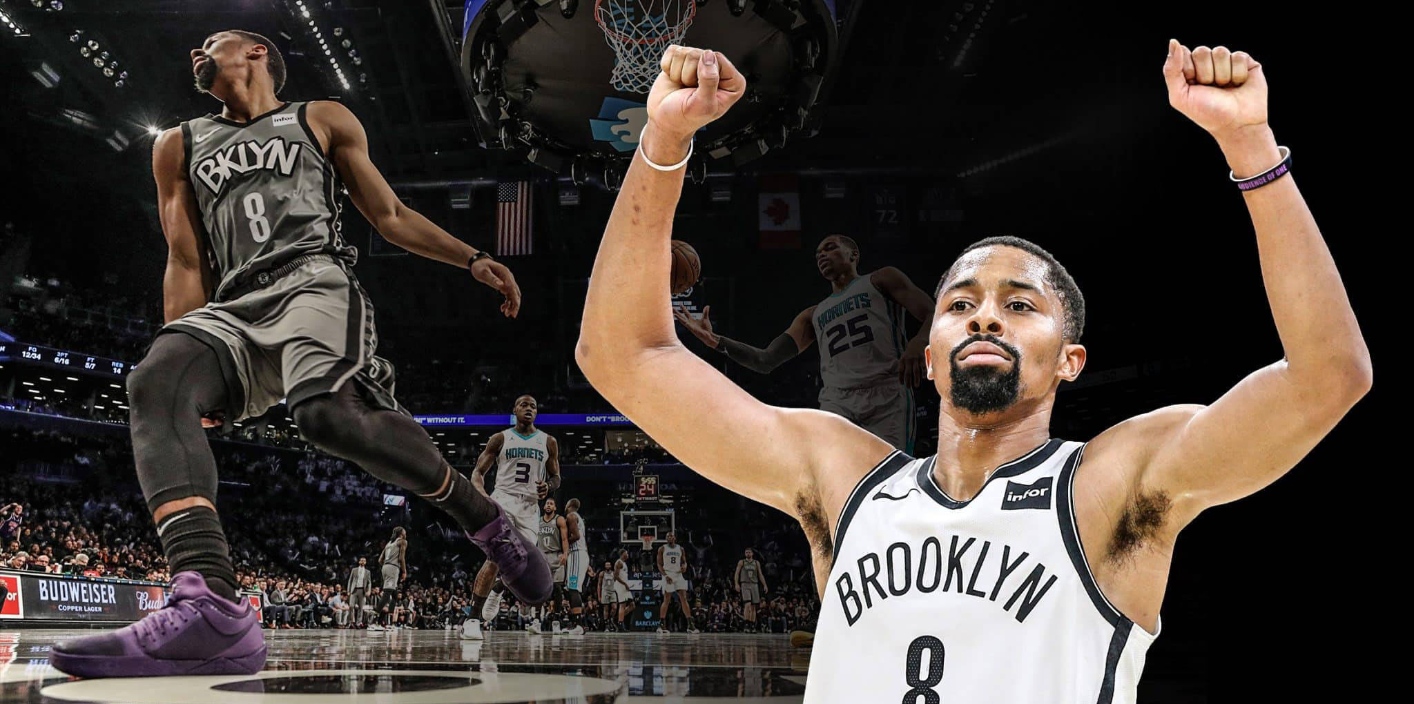 spencer dinwiddie 桌布 壁紙 — 布魯克林籃網籃球運動員高舉拳頭慶祝勝利，而另一名球員在擠滿觀眾的場館中跳起扣籃。