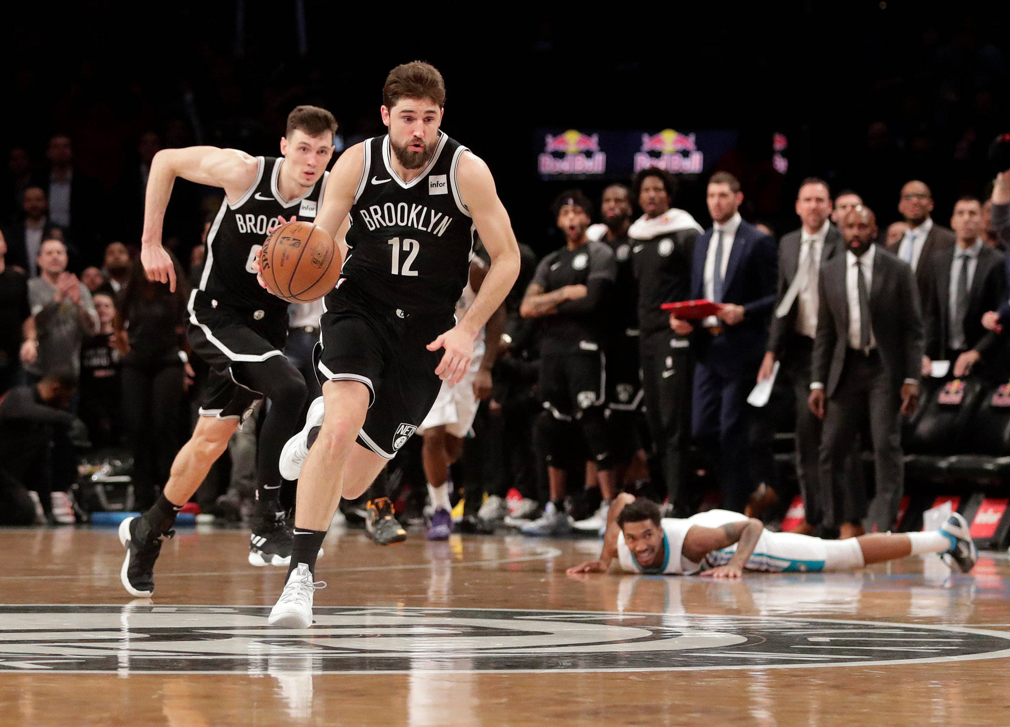 joe harris 桌布 壁紙 — 布魯克林籃網隊12號球員在激烈的NBA比賽中，在緊密防守下運球。