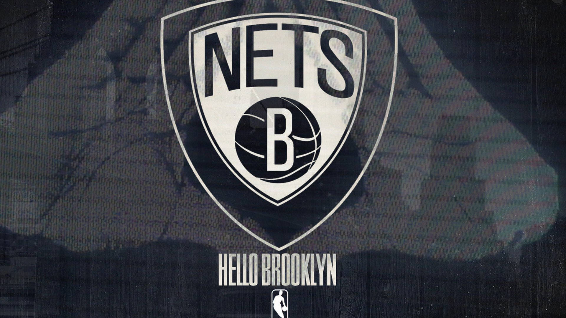 Brooklyn 桌布 壁紙 — 布魯克林籃網隊標誌，採用大膽的白黑盾牌設計，置於紋理深色背景上，下方有「Hello Brooklyn」文字。