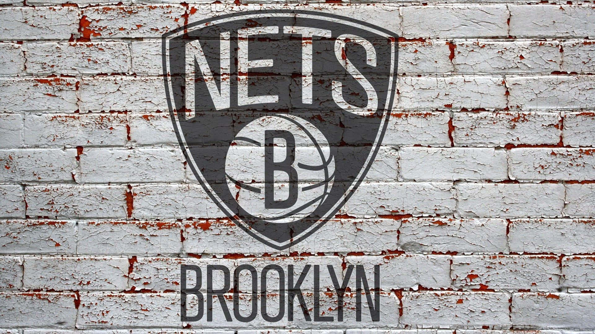 Brooklyn Nets 桌布 壁紙 — 布魯克林籃網隊標誌以粗體黑白塗在風化的磚牆上，油漆剝落。
