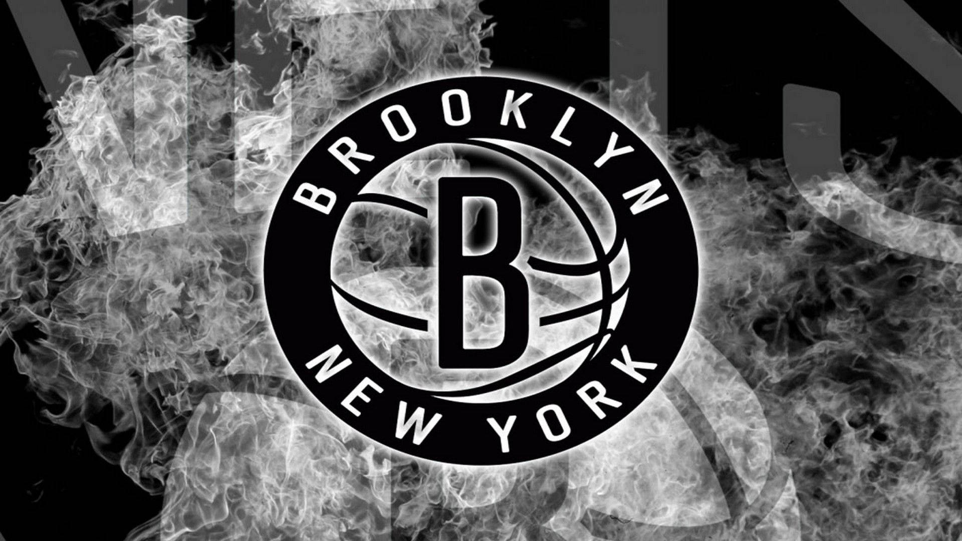 Brooklyn Nets 桌布 壁紙 — 布魯克林籃網隊標誌從黑暗背景中旋轉的煙霧和模糊的幾何形狀中浮現。
