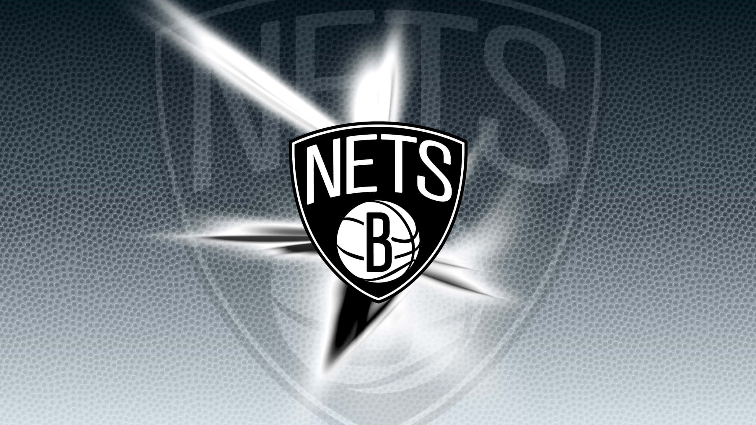 Brooklyn Nets 桌布 壁紙 — 布魯克林籃網隊標誌置中於帶有紋理的籃球背景上，並有放射光線。