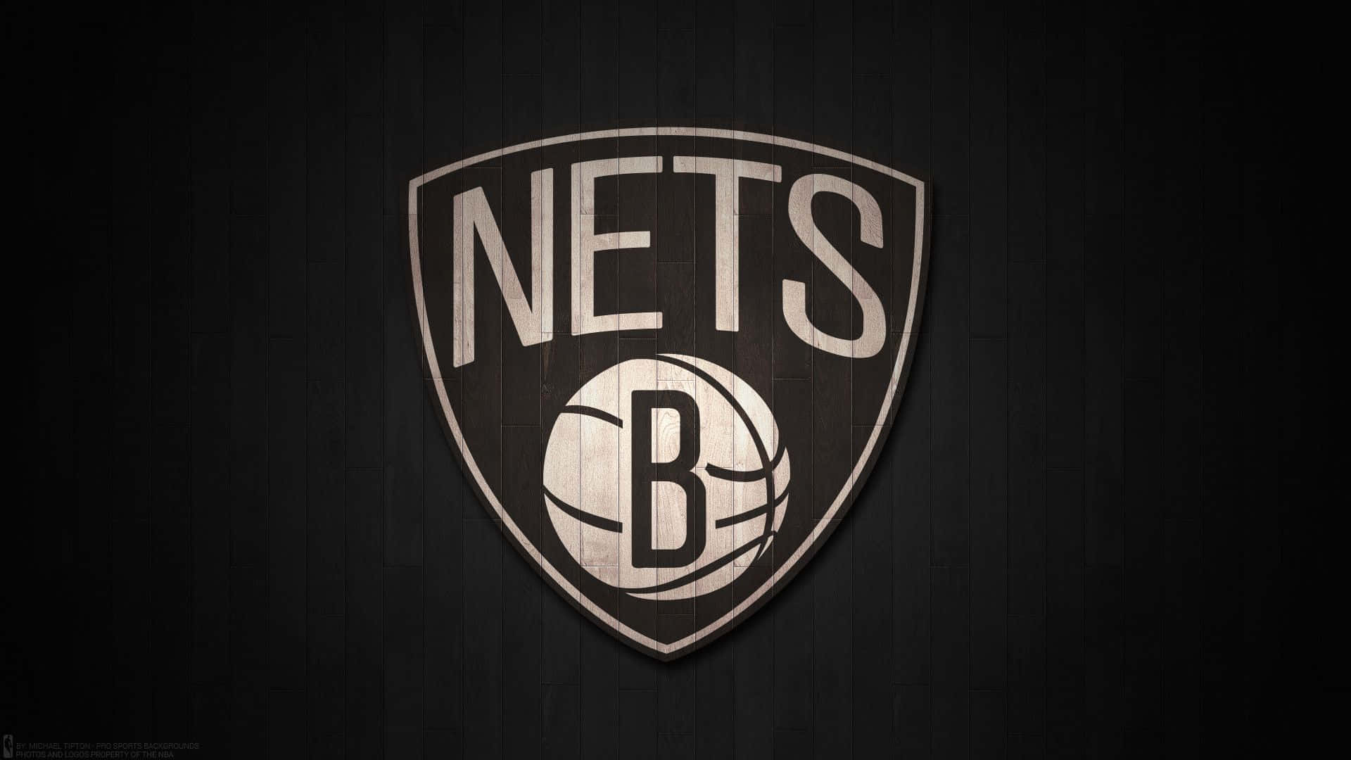 NBA Teams 桌布 壁紙 — 布魯克林籃網隊籃球標誌，白色和黑色，背景為深色木牆。