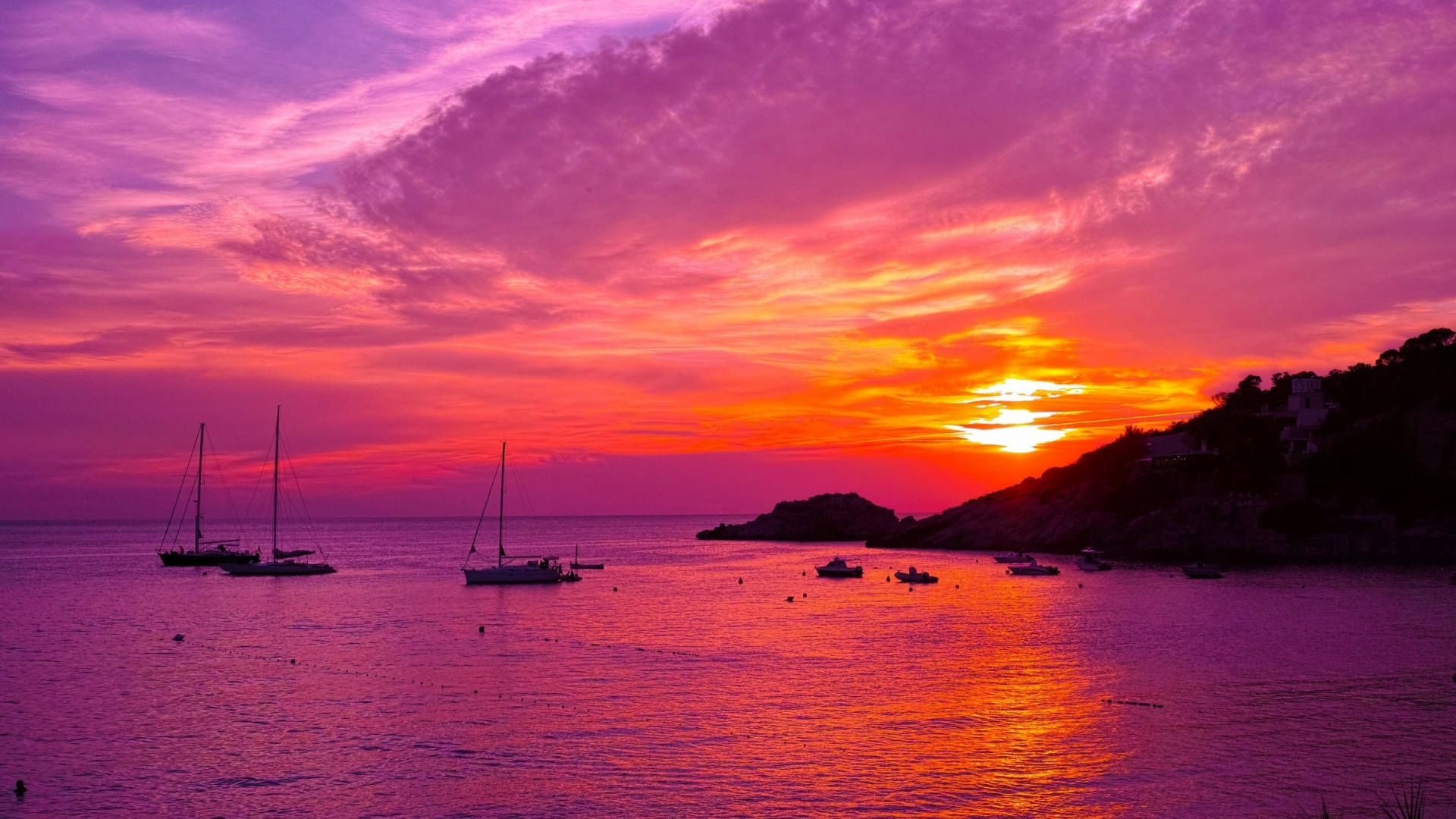 1920x1080 高畫質自然 桌布 壁紙 — 帆船在海灣中停泊，熾熱的夕陽將天空和水面染成鮮豔的粉紅色和橙色。