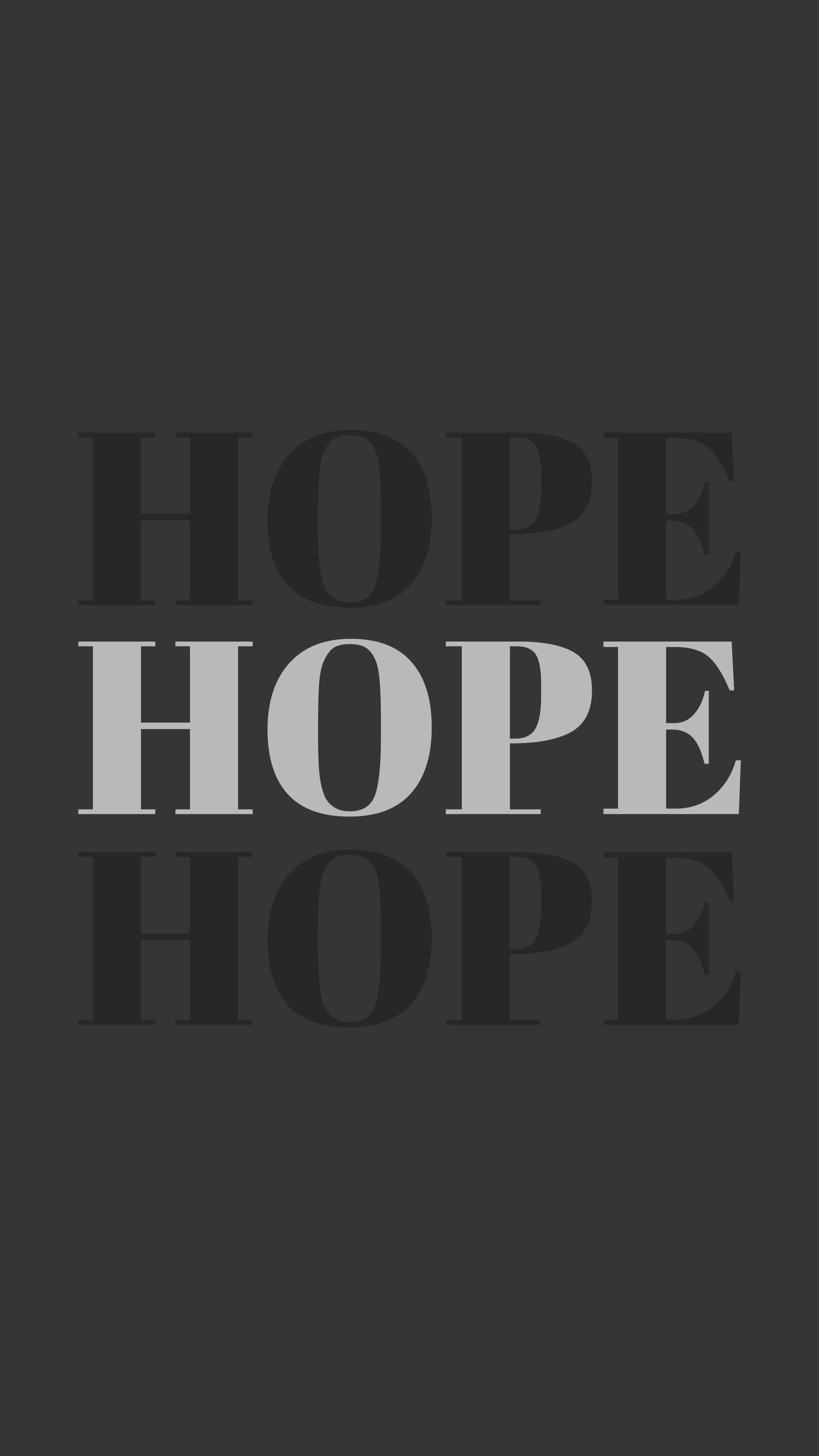 hope 桌布 壁紙 — 「希望」一詞在帶有微妙漸變的深灰色背景上以粗體無襯線字體重複三次。