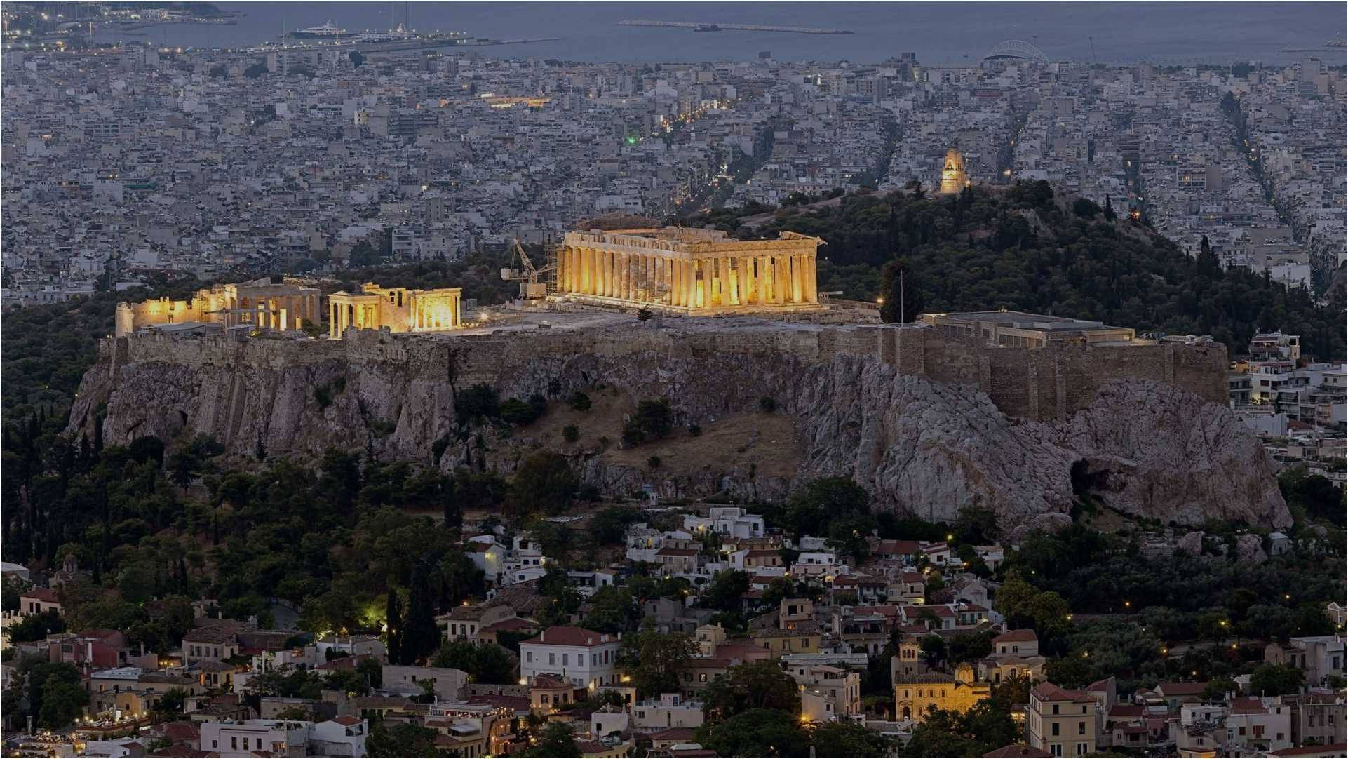 Athens 桌布 壁紙 — 帕德嫩神廟矗立在衛城山頂，在暮色中散發溫暖光芒，下方雅典的城市燈光閃爍。