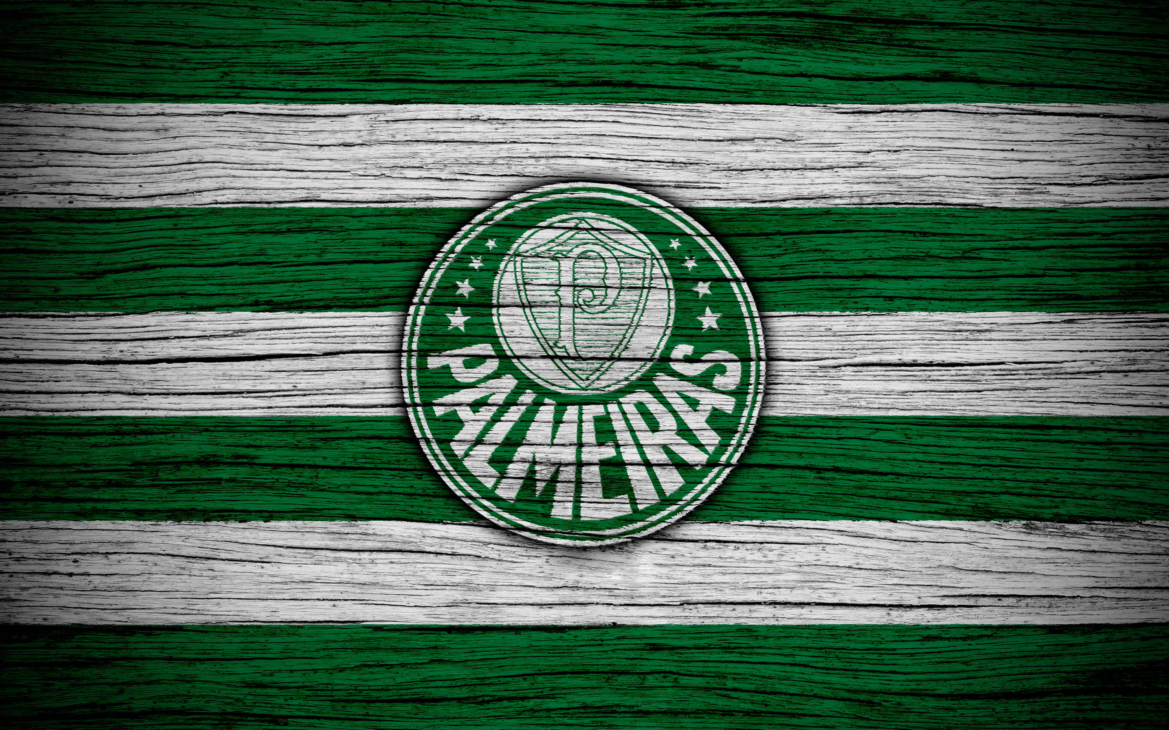 Palmeiras 桌布 壁紙 — 帕爾梅拉斯足球俱樂部徽章置中於綠色和白色條紋木紋壁紙上。