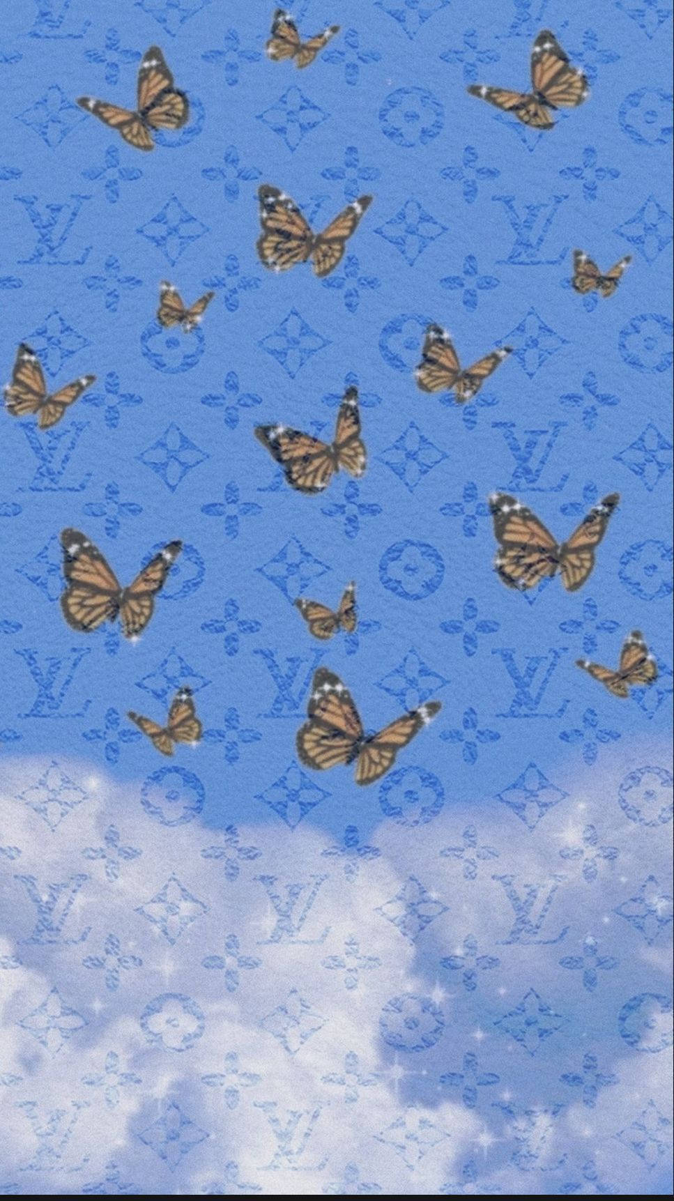 Louis Vuitton Aesthetic 桌布 壁紙 — 帝王蝴蝶在藍天白雲和重複的 Louis Vuitton 字母圖案上飛舞。